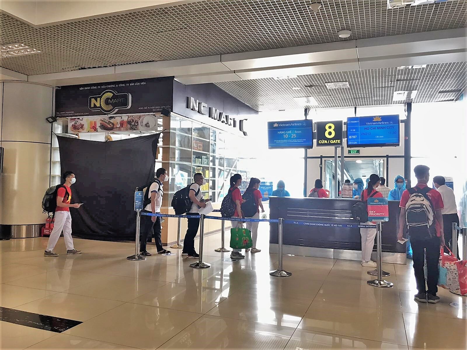 Lực lượng y tế sẽ tham gia ph&ograve;ng chống dịch theo ph&acirc;n c&ocirc;ng của cơ quan chức năng, như x&eacute;t nghiệm, điều trị bệnh nh&acirc;n Covid-19, quản l&yacute; khu c&aacute;ch ly, ti&ecirc;m chủng vắc xin. Trong đ&oacute;, h&agrave;ng trăm b&aacute;c sĩ, chuy&ecirc;n gia y tế c&oacute; năng lực chuy&ecirc;n m&ocirc;n cao, gi&agrave;u kinh nghiệm thuộc nhiều khoa kh&aacute;c nhau sẽ tham gia vận h&agrave;nh bệnh viện điều trị bệnh nh&acirc;n Covid-19 mức nặng.