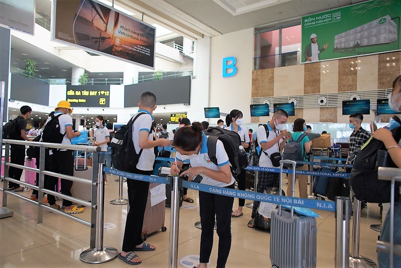 Đo&agrave;n c&ograve;n c&oacute; nhiều sinh vi&ecirc;n ng&agrave;nh y thuộc c&aacute;c trường đại học ng&agrave;nh y, dược ở H&agrave; Nội, Th&aacute;i B&igrave;nh&hellip; C&aacute;c em đến từ nhiều khoa kh&aacute;c nhau v&agrave; tạm g&aacute;c lại việc học, thi để t&igrave;nh nguyện l&ecirc;n đường chống dịch.