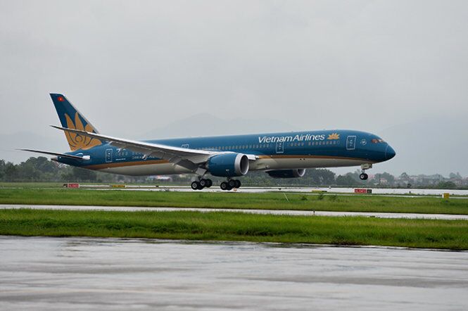 Vietnam Airlines bố tr&iacute; 2 t&agrave;u bay Boeing 787-9 v&agrave; 1 t&agrave;u Airbus A321 đưa lực lượng y tế v&agrave;o miền Nam. Trong đ&oacute;, Boeing 787-9 l&agrave; một trong những d&ograve;ng t&agrave;u bay lớn nhất Việt Nam với sức tải gần 300 kh&aacute;ch/chuyến.