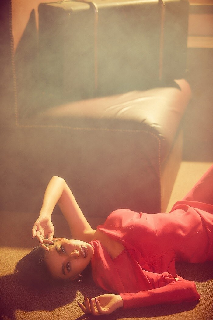 Sở hữu chiều cao 1m70 v&agrave; v&oacute;c d&aacute;ng "n&oacute;ng bỏng", Thuỳ Ti&ecirc;n lựa chọn những thiết kế xẻ s&acirc;u, kh&eacute;o l&eacute;o khoe th&acirc;n h&igrave;nh gợi cảm