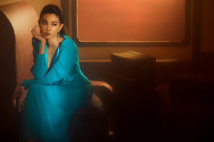 Bộ ảnh được thực hiện giữa bối cảnh tại toa t&agrave;u l&uacute;c ho&agrave;ng h&ocirc;n