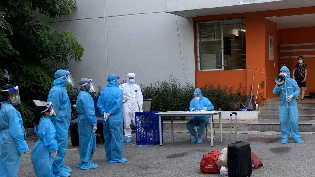 Những hộ d&acirc;n sẽ di chuyển tối nay hiện ở tại ng&otilde; 328, 330 Nguyễn Tr&atilde;i (phường Thanh Xu&acirc;n Trung), kh&ocirc;ng phải l&agrave; F1. Trước khi v&agrave;o nơi khu c&aacute;ch ly người d&acirc;n được lập danh s&aacute;ch để theo d&otilde;i v&agrave; phun khử khuẩn nhằm giảm nguy cơ l&acirc;y nhiễm.