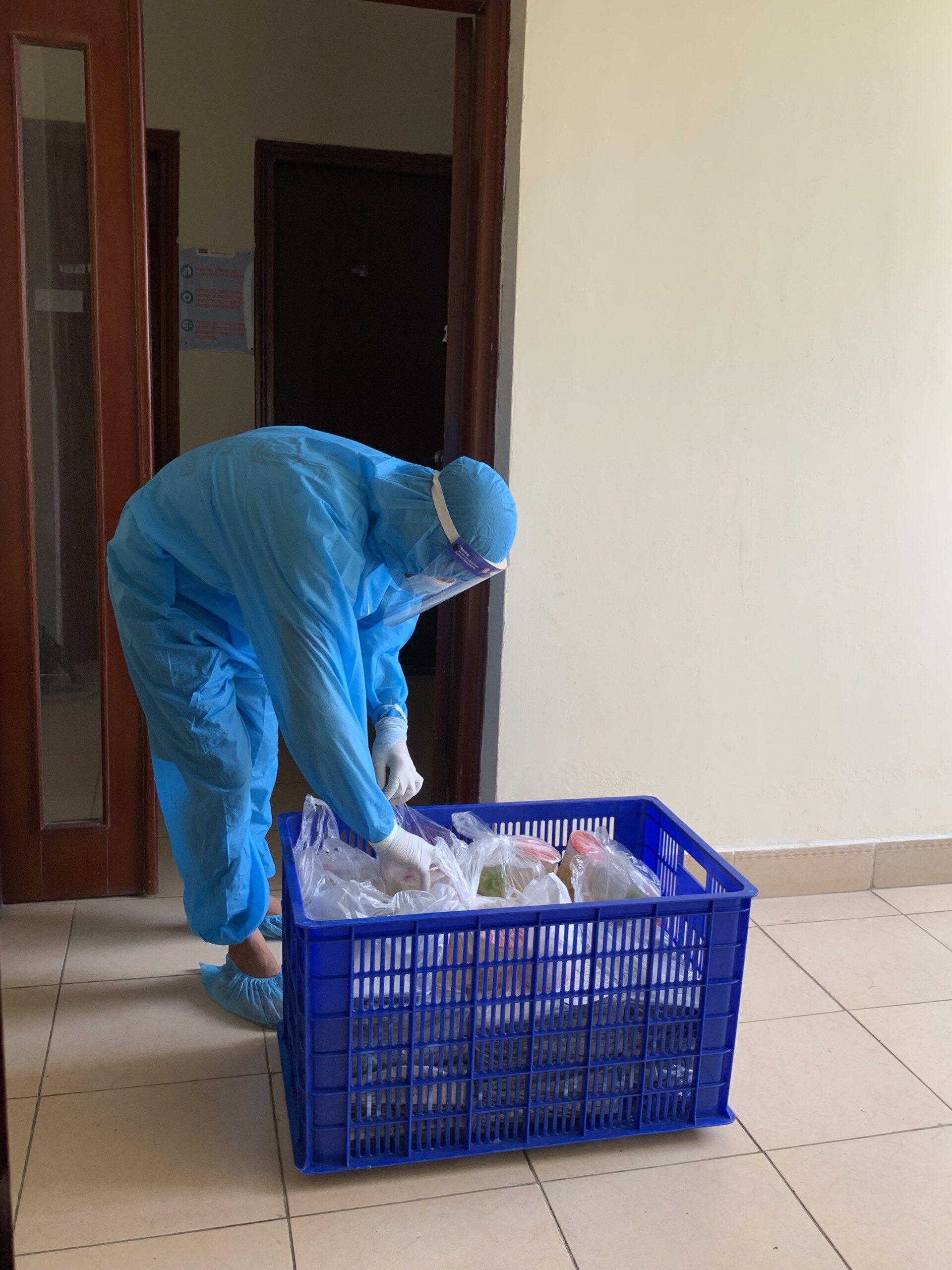 Người c&aacute;ch ly tại đ&acirc;y sẽ được phục vụ 3 bữa ăn/ng&agrave;y với ti&ecirc;u chuẩn 80 ngh&igrave;n đồng. Tiền ăn cũng được miễn ph&iacute; cho những hộ c&aacute;ch ly ở đ&acirc;y.