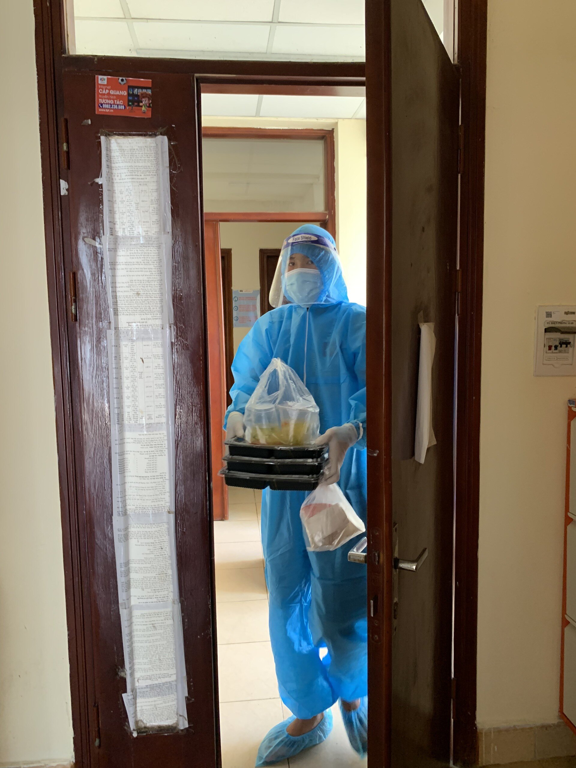 Lực lượng chức năng giao đồ ăn mặc quần &aacute;o bảo hộ nhằm đảm bảo ph&ograve;ng, chống dịch bệnh trong khu c&aacute;ch ly.