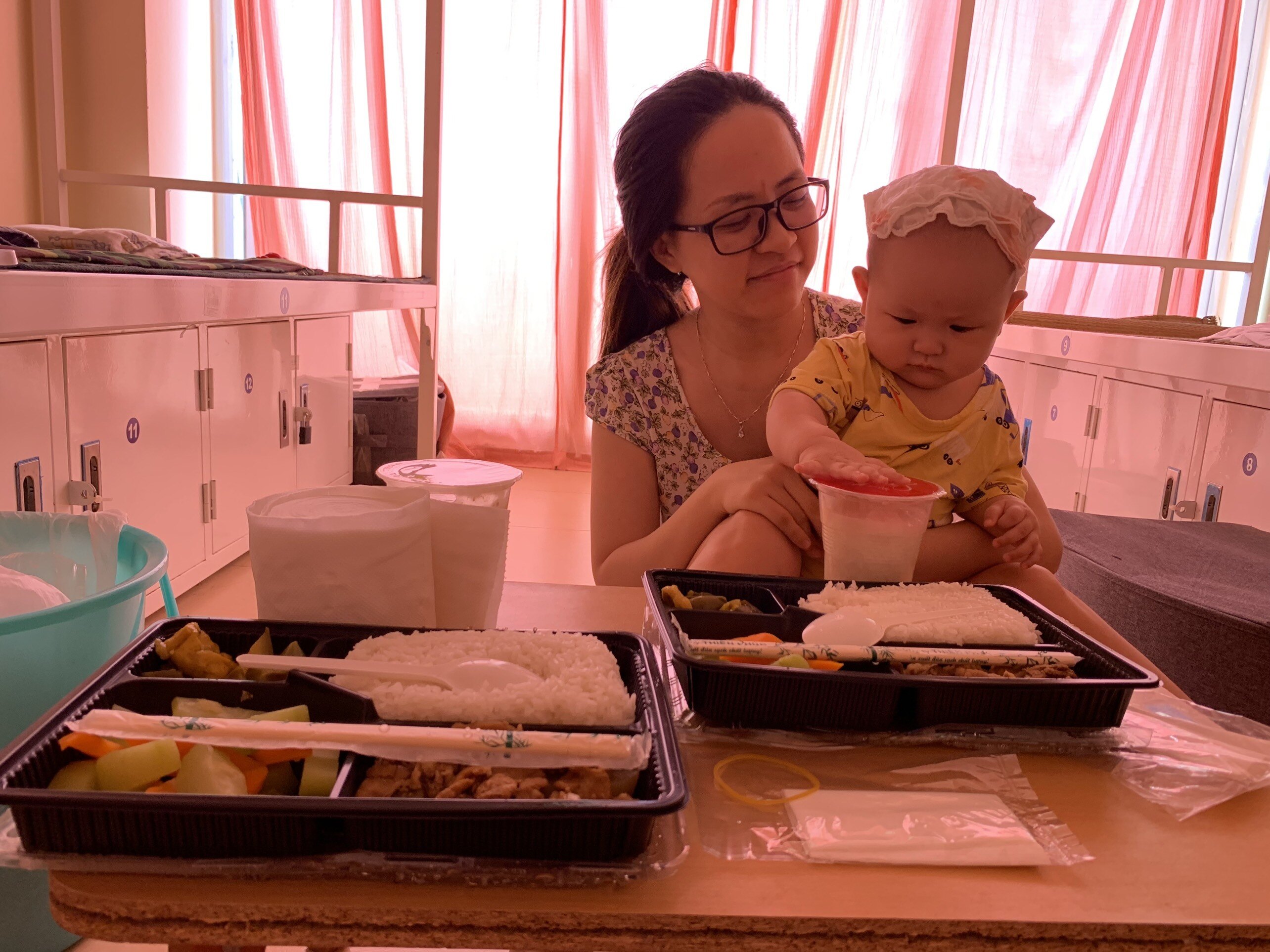 Chị B&ugrave;i &Aacute;nh Tuyết (người d&acirc;n ở ng&otilde; 328 Nguyễn Tr&atilde;i) cho biết, cảm thấy rất thoải m&aacute;i v&agrave; an t&acirc;m khi ở trong khu c&aacute;ch ly.