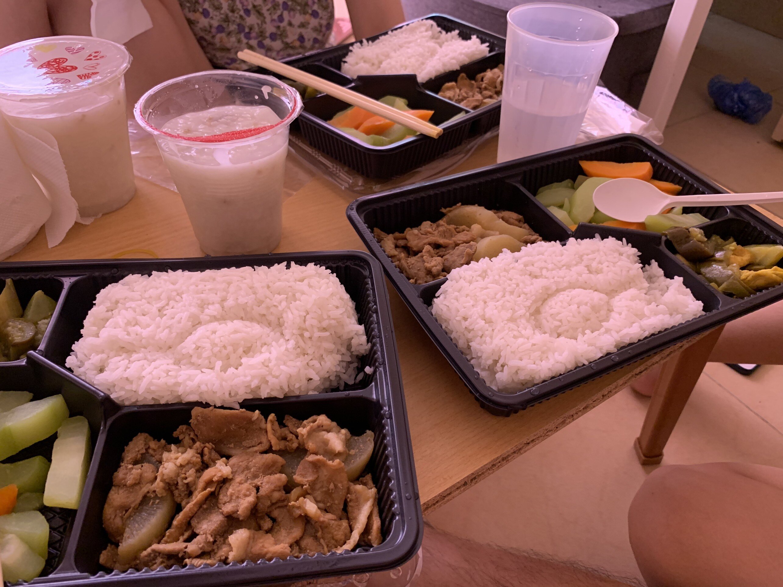 Những hộ d&acirc;n c&aacute;ch ly tại đ&acirc;y rất h&agrave;i l&ograve;ng với những suất ăn do lực lượng chức năng cung cấp.