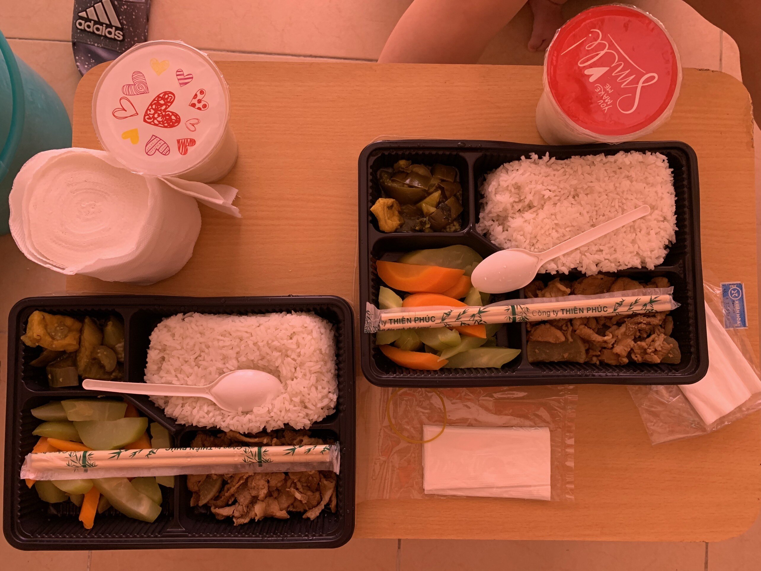 Anh Nam Văn Mai - nh&agrave; ở ng&otilde; 328 Nguyễn Tr&atilde;i được đưa v&agrave;o c&aacute;ch ly tại đ&acirc;y trưa h&ocirc;m qua (2/9) cho biết: "Cơm ăn rất ngon miệng, ch&uacute;ng t&ocirc;i rất h&agrave;i l&ograve;ng khi ở khu c&aacute;ch ly tập trung n&agrave;y. Kh&ocirc;ng những vậy mọi người c&ograve;n được ph&aacute;t nhiều đồ d&ugrave;ng c&aacute; nh&acirc;n miễn ph&iacute; nữa".