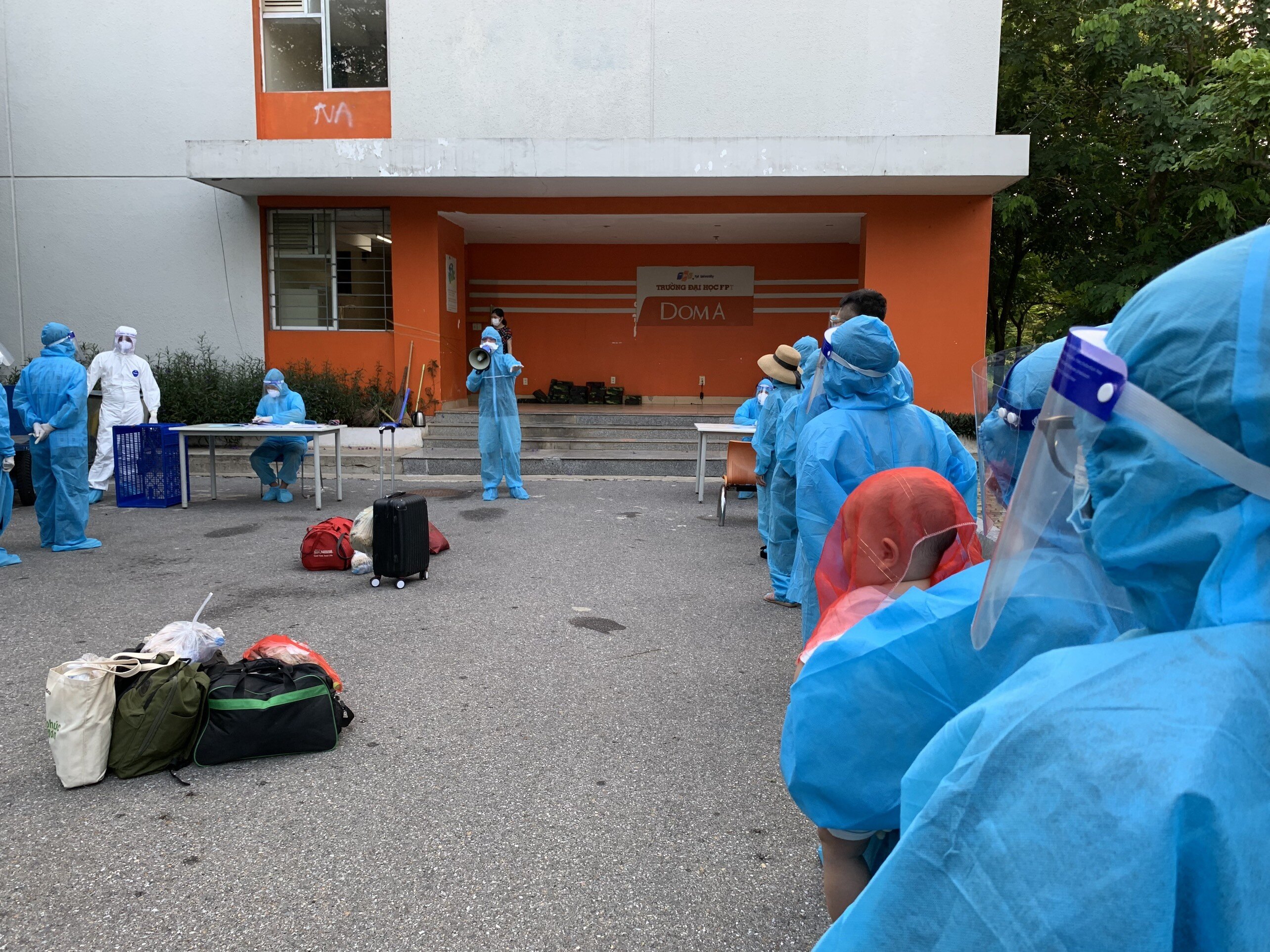 Thực hiện chỉ đạo của Thủ tướng Ch&iacute;nh phủ về việc giảm bớt mật độ d&acirc;n cư tại "điểm n&oacute;ng" Thanh Xu&acirc;n Trung, từ tối 1/9, quận Thanh Xu&acirc;n (H&agrave; Nội) bắt đầu tiến h&agrave;nh di chuyển người d&acirc;n ở đ&acirc;y đến Khu k&yacute; t&uacute;c x&aacute; trường Đại học FPT (địa chỉ Khu c&ocirc;ng nghệ cao H&ograve;a Lạc, huyện Thạch Thất).