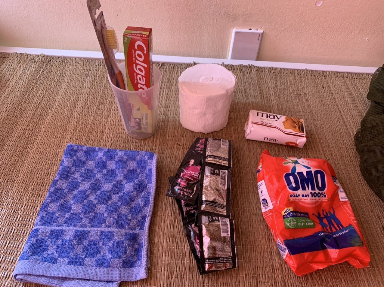 Tại ng&otilde; 328, 330 Nguyễn Tr&atilde;i, hiện nay c&oacute; 690 hộ v&agrave; 1.304 nh&acirc;n khẩu. 1.200 người d&acirc;n ở đ&acirc;y (những người kh&ocirc;ng phải l&agrave; F1) sẽ được di dời tới K&yacute; t&uacute;c x&aacute; Đại học FPT từ tối 1/9 đến ng&agrave;y 3/9. Sau khi đến k&yacute; t&uacute;c x&aacute;, người d&acirc;n được ph&aacute;t những đồ d&ugrave;ng thiết yếu như kem, b&agrave;n chải đ&aacute;nh răng, dầu gội, giấy vệ sinh, khăn mặt...