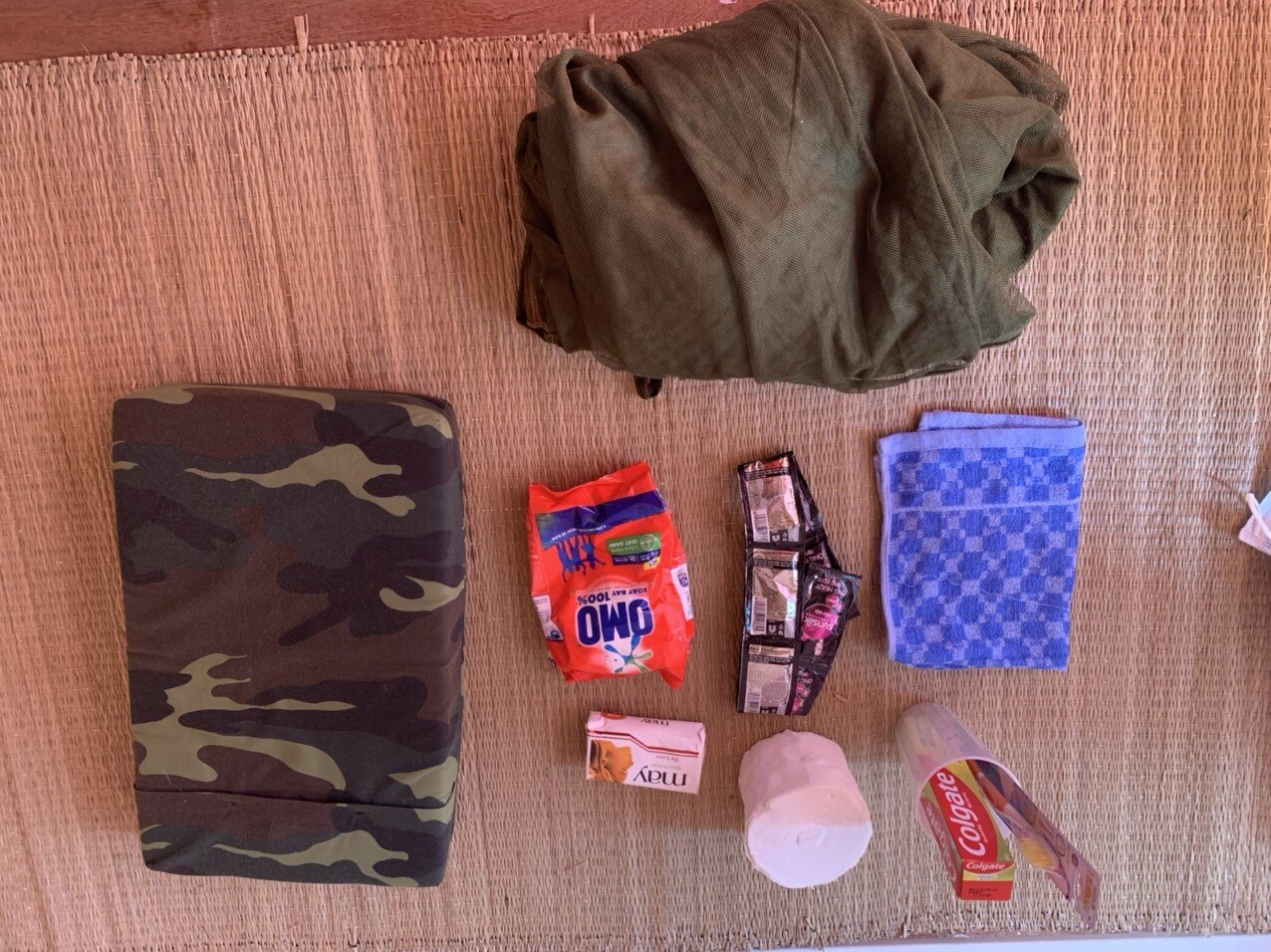 Gối đầu, chăn, chiếu cũng được lực lượng chức năng ở khu c&aacute;ch ly trường Đại học FPT phục vụ người d&acirc;n. Tất cả đồ dụng n&agrave;y đều miễn ph&iacute;.