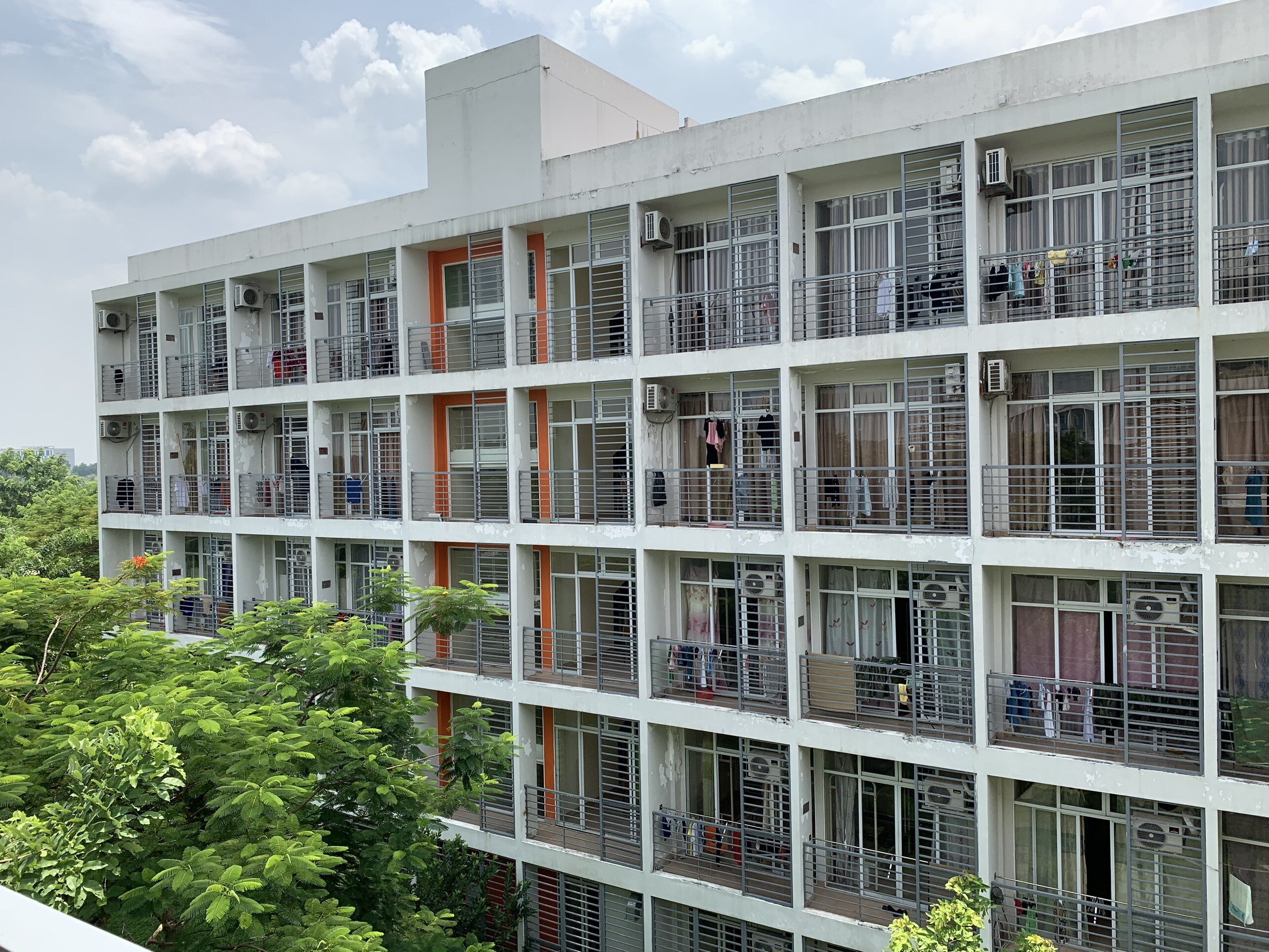 Anh Nam cũng cho biết, nh&agrave; m&igrave;nh c&oacute; 4 người được bố tr&iacute; 2 ph&ograve;ng tho&aacute;ng v&agrave; rộng.