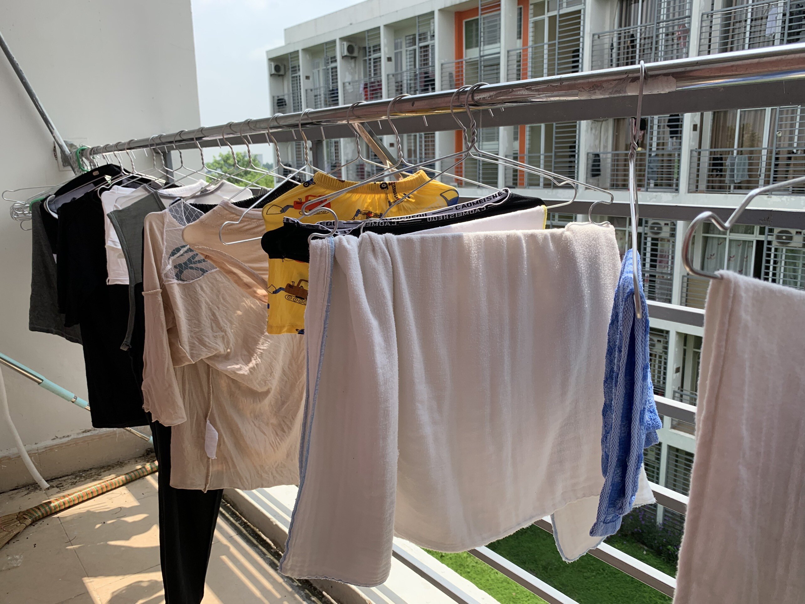 Việc sinh hoạt tắm giặt, phơi quần &aacute;o được diễn ra tiện lợi v&agrave; th&ocirc;ng tho&aacute;ng.