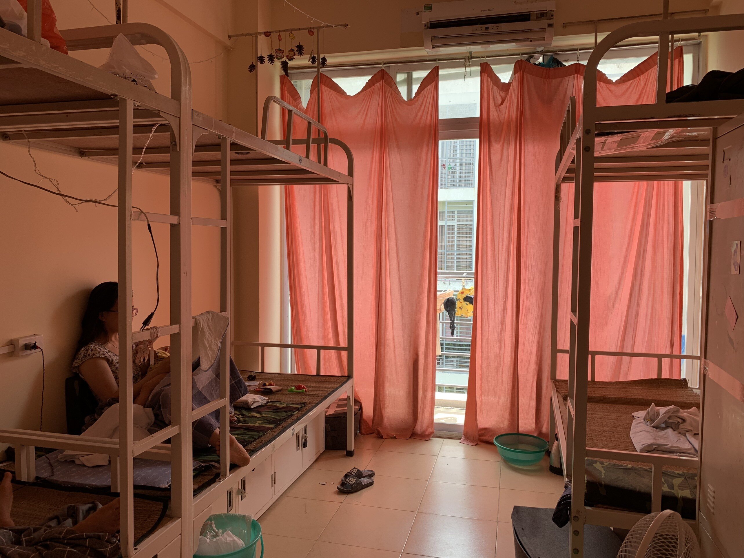 "Đầu ti&ecirc;n thấy lo lo, kh&ocirc;ng biết cơ sở vật chất ở nơi c&aacute;ch ly như thế n&agrave;o, nhưng khi đến đ&acirc;y t&ocirc;i v&agrave; gia đ&igrave;nh cảm thấy rất h&agrave;i l&ograve;ng. Chỗ ở sạch sẽ, c&oacute; điều h&ograve;a, ph&ograve;ng tho&aacute;ng đ&atilde;ng v&agrave; được phục vụ rất chu đ&aacute;o", chị Tuyết n&oacute;i.