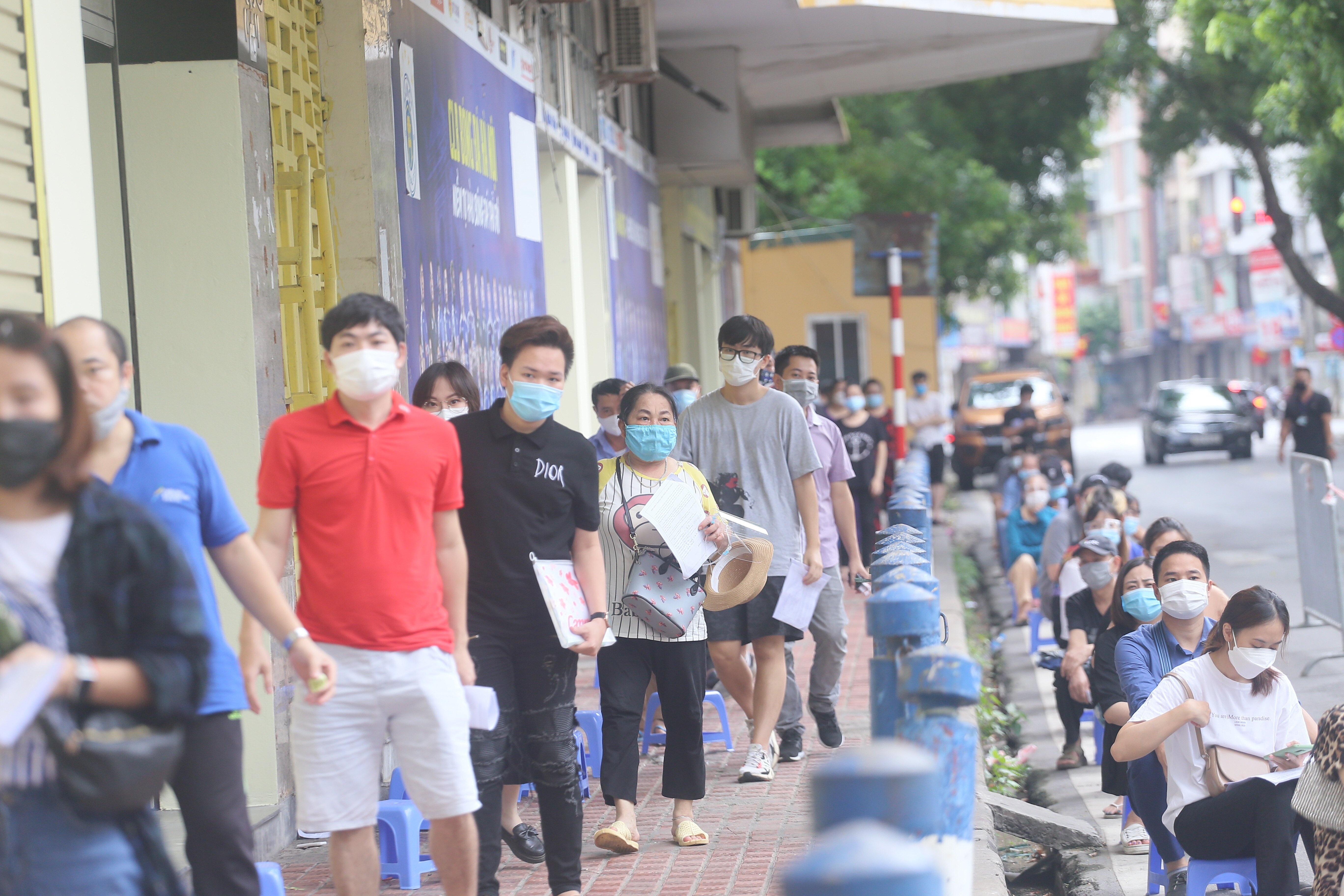 Ghi nhận của PV tại một số điểm ti&ecirc;m chủng vaccine Covid-19 ng&agrave;y 7/9 cho thấy, đ&ocirc;ng đảo người d&acirc;n đ&atilde; c&oacute; mặt để thực hiện c&aacute;c thủ tục, chấp h&agrave;nh đ&uacute;ng quy tắc ph&ograve;ng dịch theo sự hướng dẫn của lực lượng chức năng.