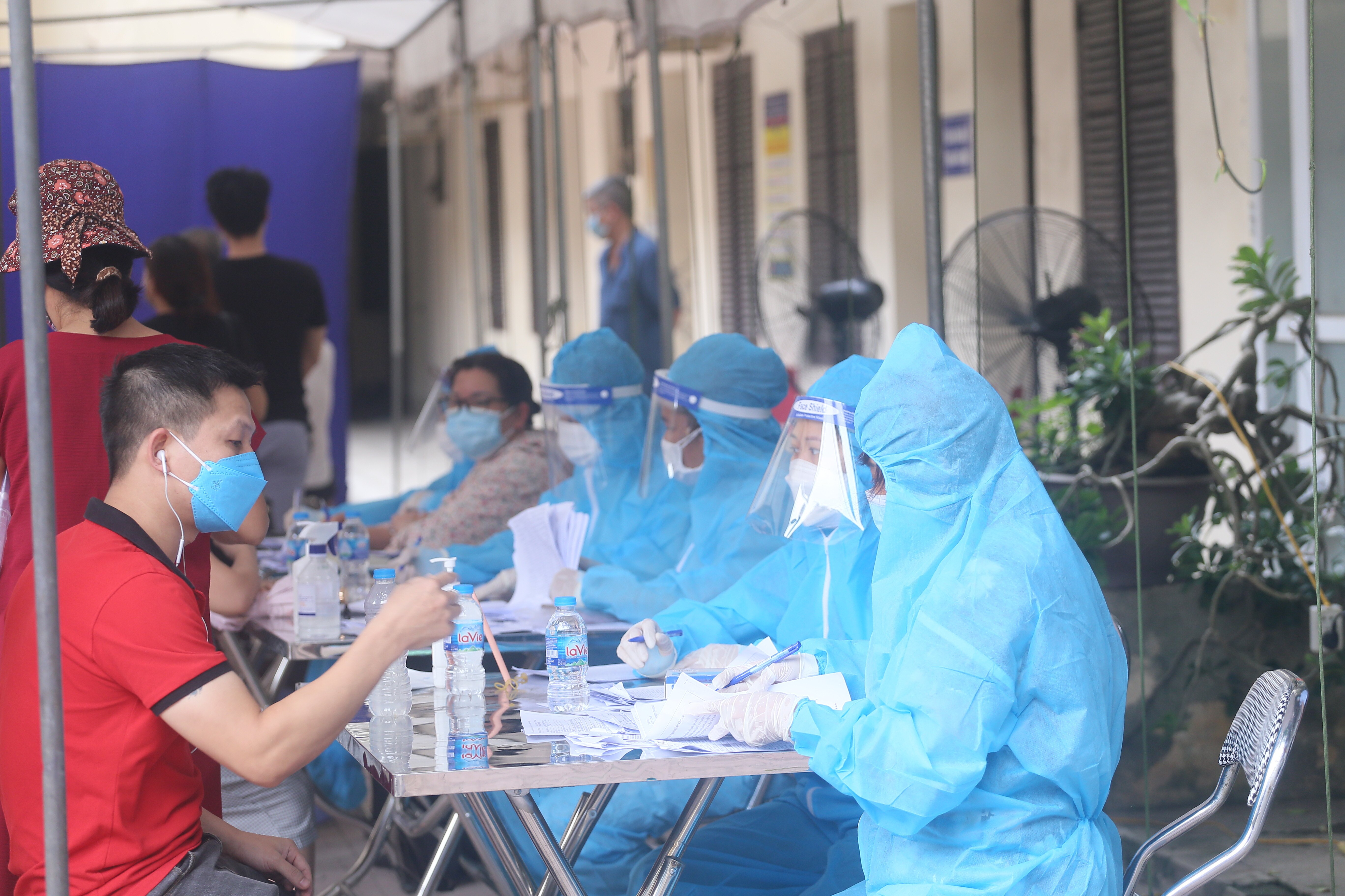 Tại quận Đống Đa, lực lượng chức năng sắp xếp cho to&agrave;n bộ người d&acirc;n tr&ecirc;n 18 tuổi ở phường C&aacute;t Linh đến điểm ti&ecirc;m chủng vaccine trong Nh&agrave; thi đấu Trịnh Ho&agrave;i Đức (Đống Đa - H&agrave; Nội) để ti&ecirc;m vaccine Covid-19.