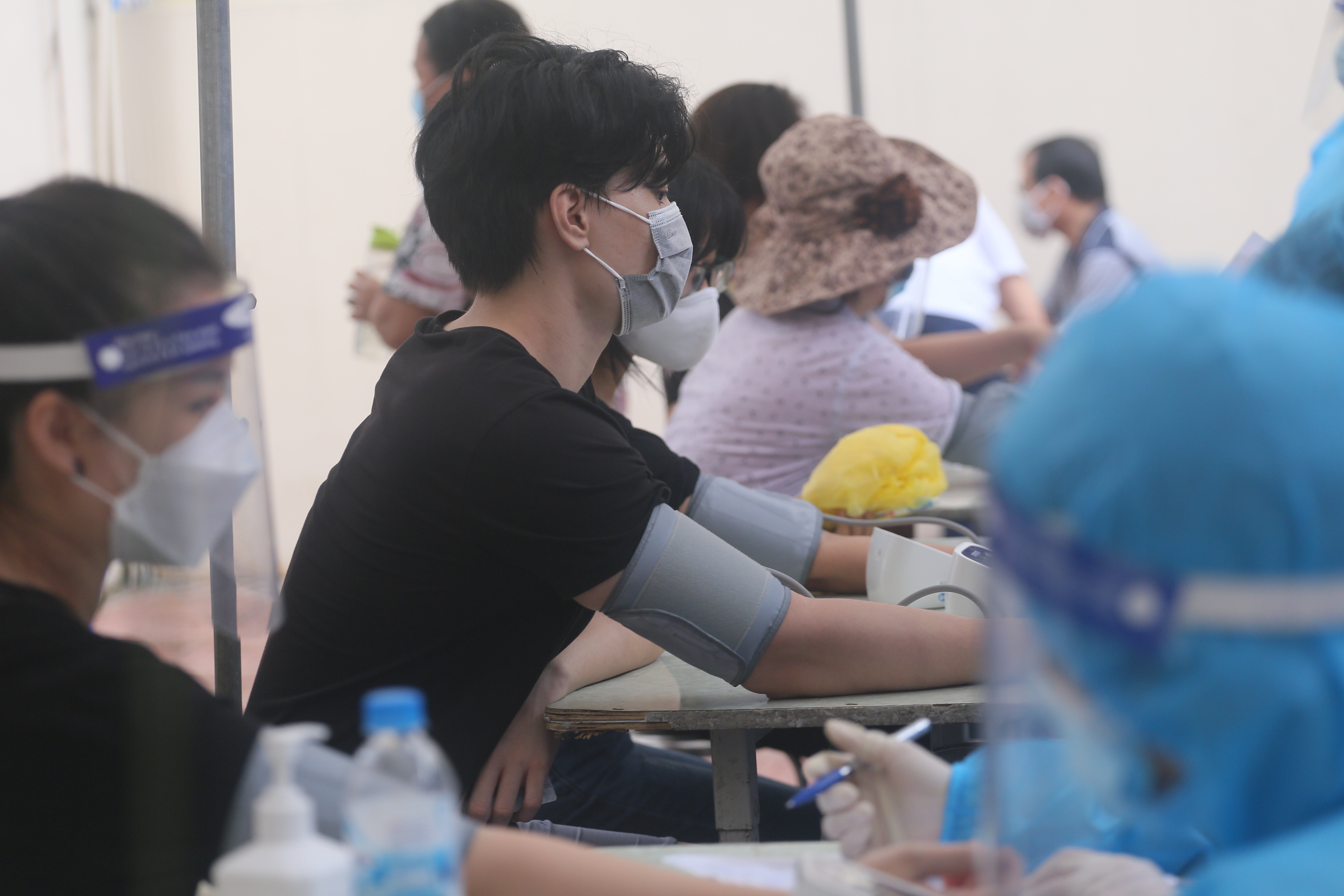 Tối 6/9, UBND TP H&agrave; Nội ra C&ocirc;ng điện về việc tăng tốc kiểm so&aacute;t t&igrave;nh h&igrave;nh dịch bệnh Covid-19 tr&ecirc;n địa b&agrave;n th&agrave;nh phố để th&uacute;c đẩy ph&aacute;t triển kinh tế - x&atilde; hội. C&ocirc;ng điện n&ecirc;u r&otilde;, trước ng&agrave;y 15/9, H&agrave; Nội nhanh ch&oacute;ng kiểm so&aacute;t t&igrave;nh h&igrave;nh dịch bệnh để v&agrave;o nh&oacute;m địa phương kiểm so&aacute;t tốt dịch bệnh theo ti&ecirc;u ch&iacute; kiểm so&aacute;t dịch bệnh của Bộ Y tế.