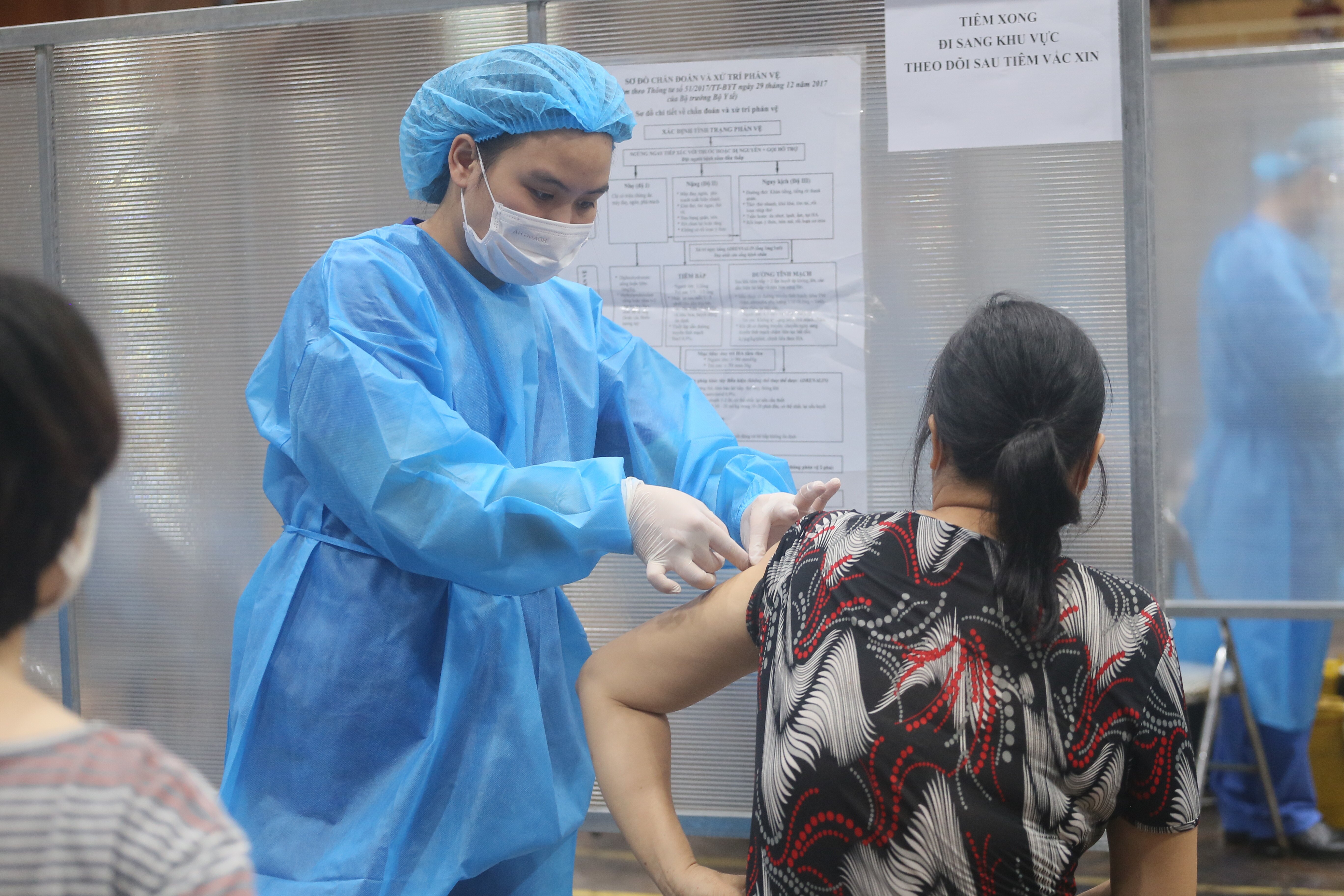 Về việc ti&ecirc;m vaccine ph&ograve;ng Covid-19, th&agrave;nh phố đặt mục ti&ecirc;u ho&agrave;n th&agrave;nh ti&ecirc;m chủng mũi 1 cho 100% người d&acirc;n từ 18 tuổi trở l&ecirc;n tr&ecirc;n địa b&agrave;n trước ng&agrave;y 15/9 tr&ecirc;n cơ sở số vaccine được giao của Bộ Y tế; ti&ecirc;m mũi 2 cho những người đ&atilde; ti&ecirc;m mũi 1 đủ thời gian theo quy định.