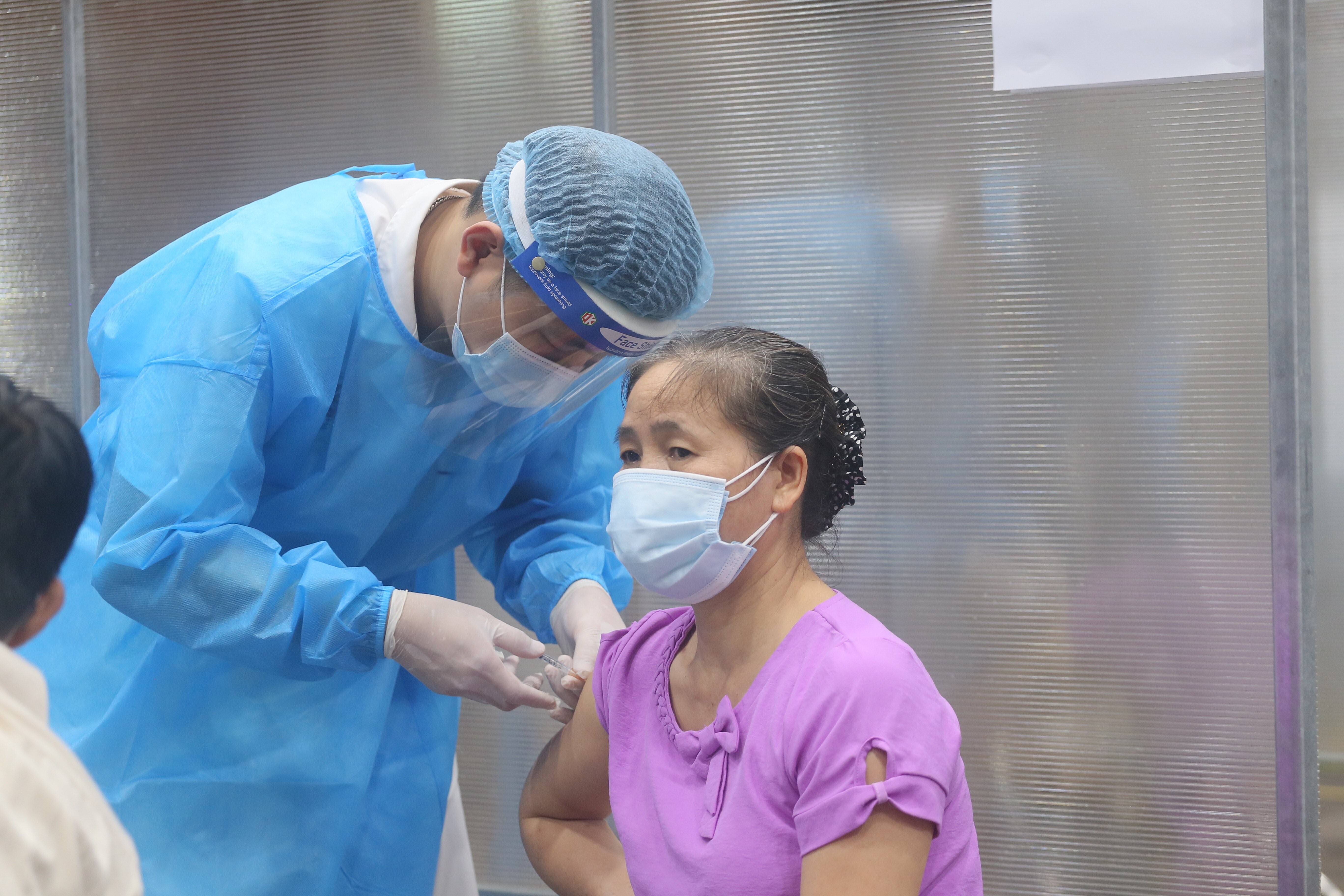 C&ocirc;ng suất ti&ecirc;m của H&agrave; Nội l&agrave; 200.000 mũi/ng&agrave;y, nhưng hiện cao nhất mới đạt được 150.000 mũi/ng&agrave;y (v&igrave; phụ thuộc lượng vaccine được ph&acirc;n bổ).