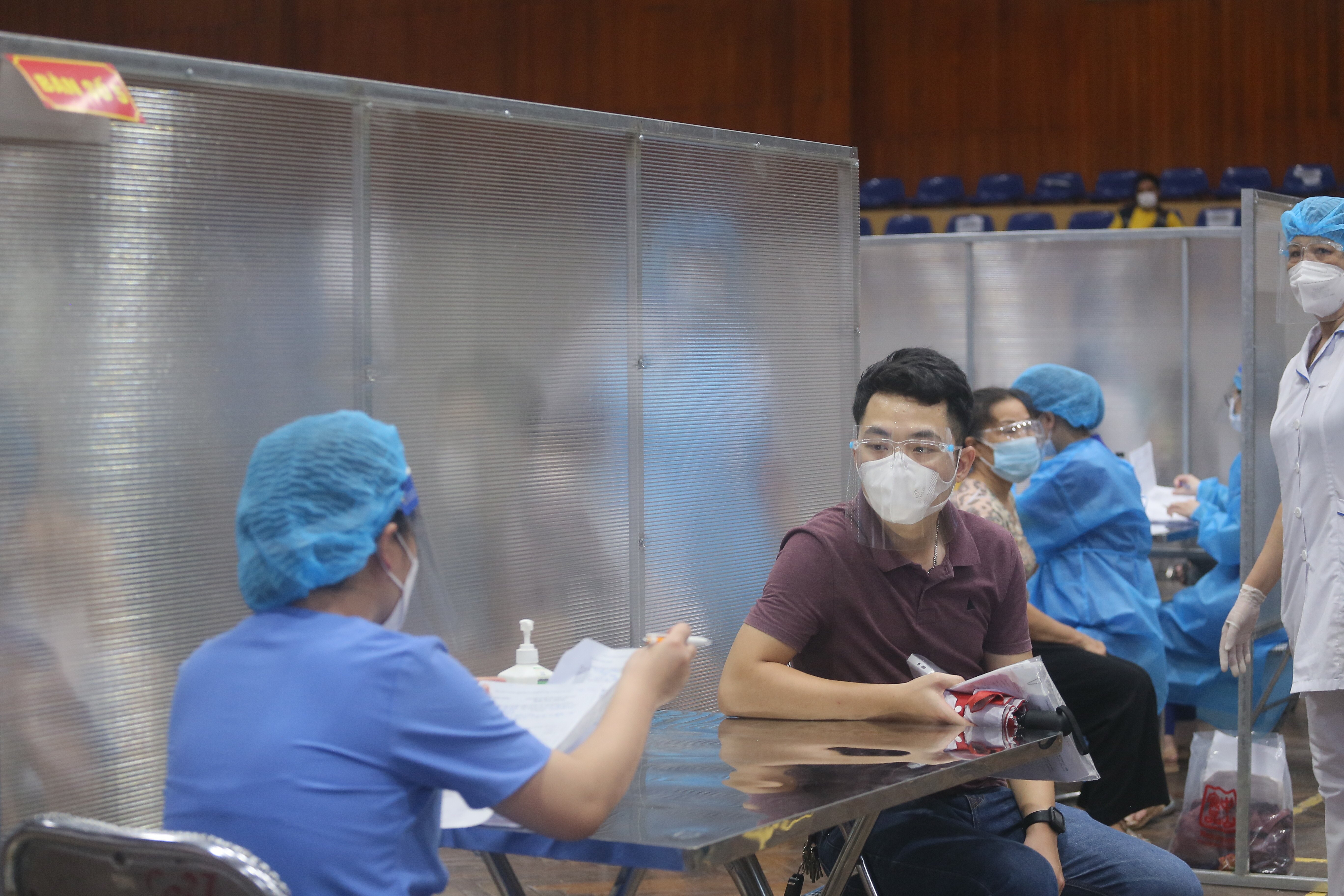 Người d&acirc;n phải trải qua quy tr&igrave;nh kh&aacute;m xem c&oacute; đủ ti&ecirc;u chuẩn, sức khỏe ti&ecirc;m vaccine Covid-19 hay kh&ocirc;ng.