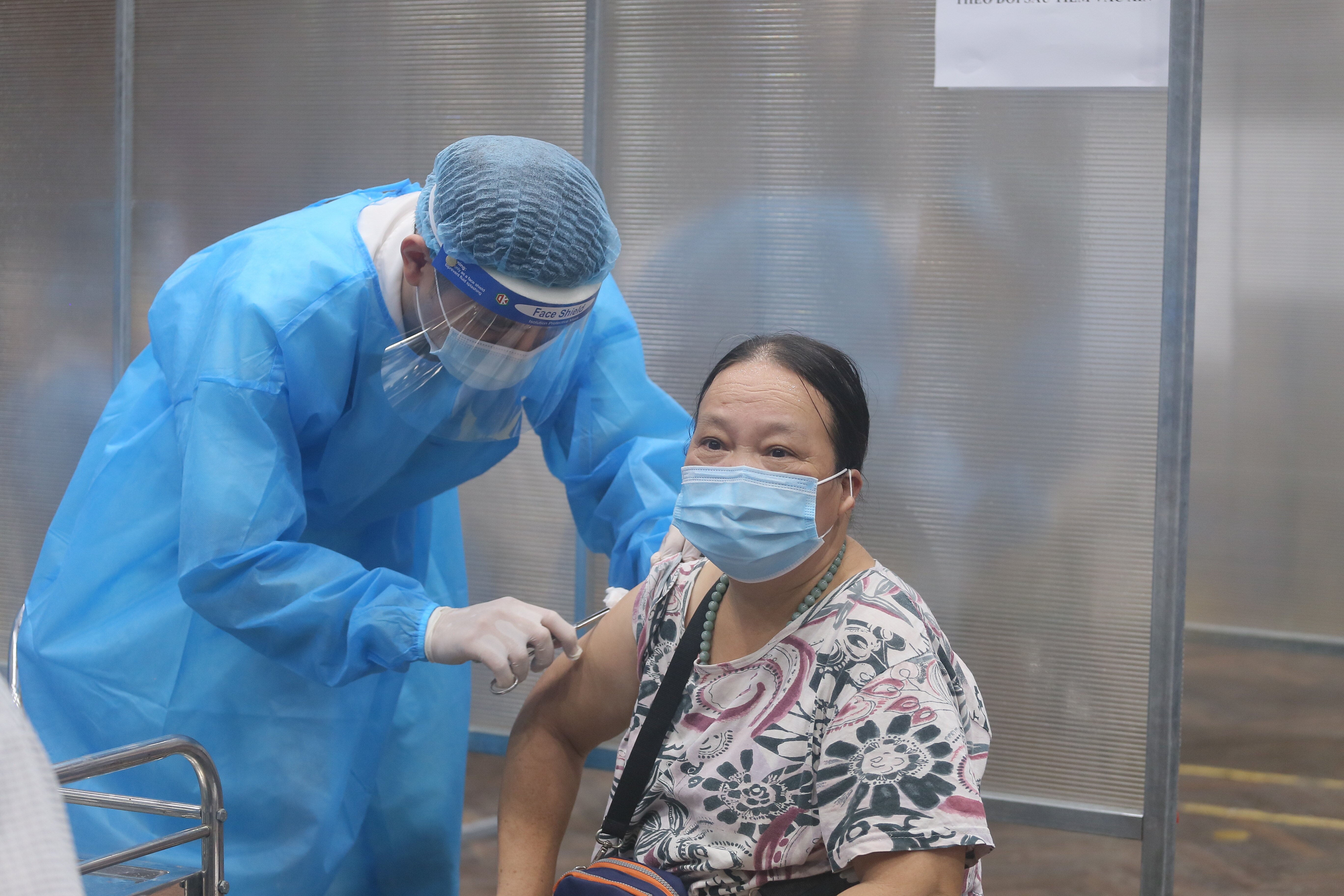 Khi đủ ti&ecirc;u chuẩn, người d&acirc;n đến khu vực ti&ecirc;m v&agrave; được c&aacute;c b&aacute;c sỹ nhanh ch&oacute;ng ti&ecirc;m vaccine Covid-19.