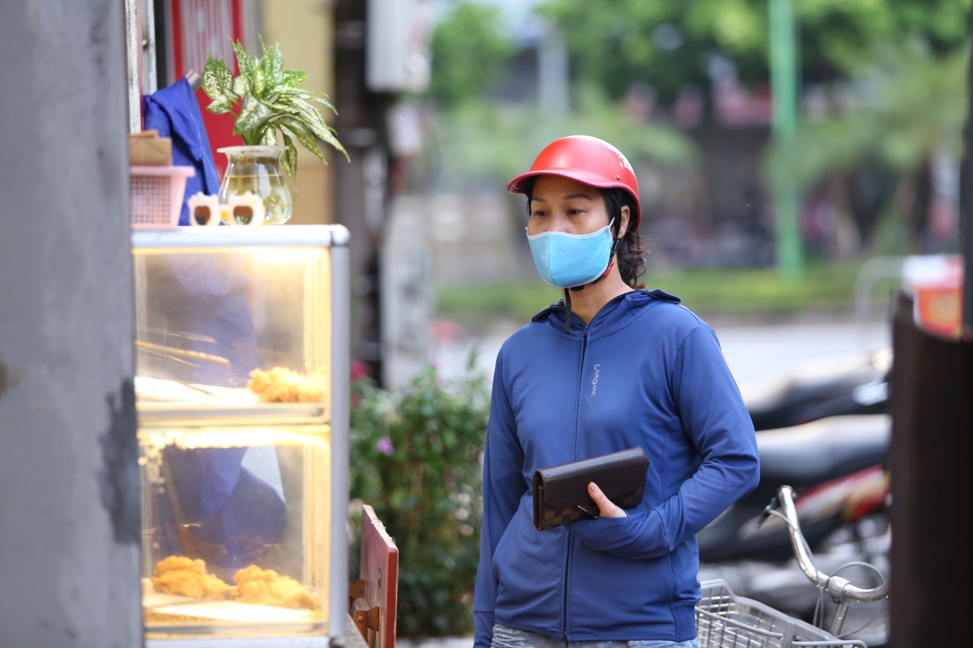 Chị H., ở tổ 12 phường Đức Giang (quận Long Bi&ecirc;n) cho hay: "H&ocirc;m nay rất vui v&igrave; cửa h&agrave;ng ăn uống được mở cửa. D&ugrave; kh&ocirc;ng được ăn tại chỗ nhưng mang về cũng tốt hơn l&agrave; kh&ocirc;ng mở cửa để mua".