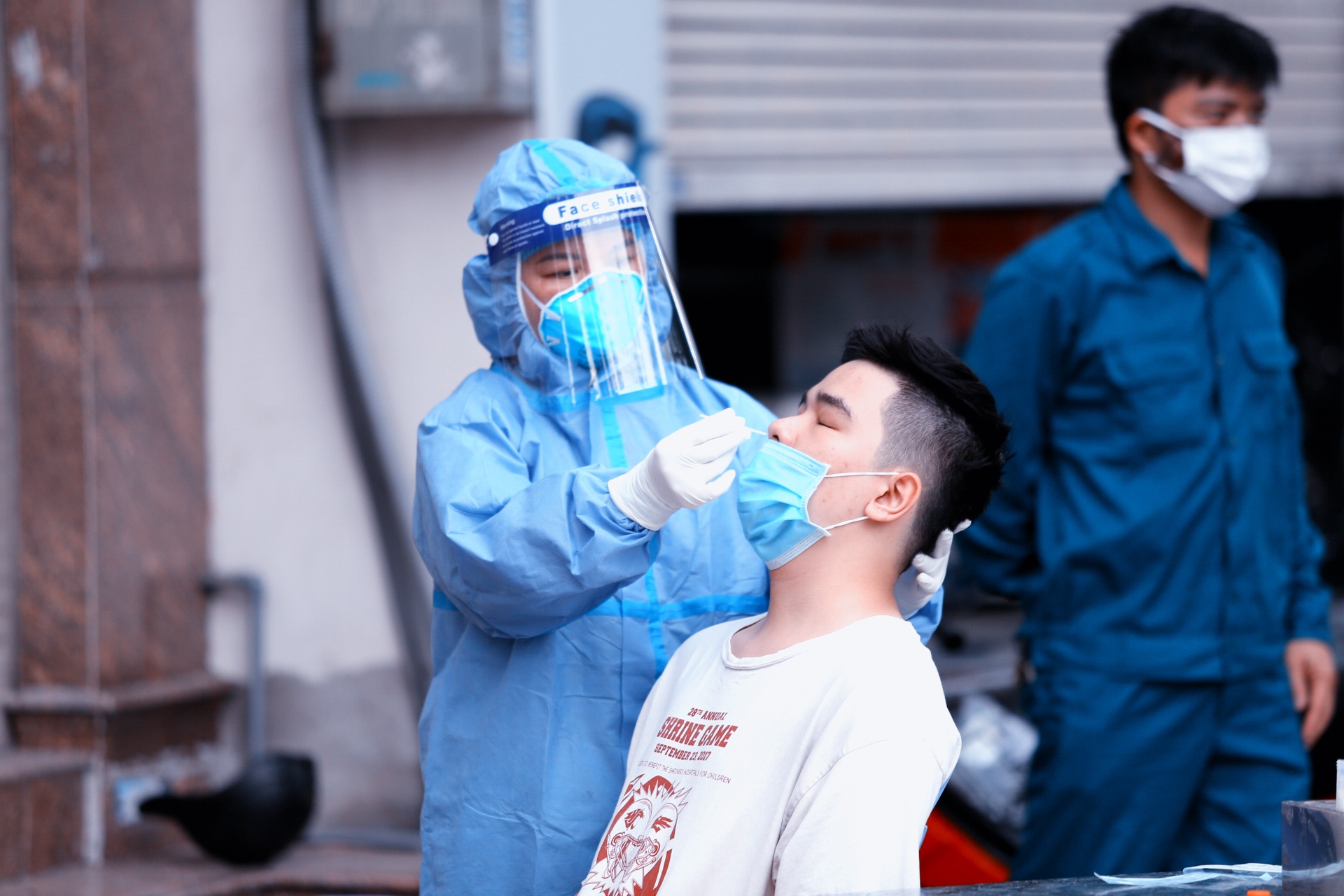 Chiều 9/9, người d&acirc;n tổ d&acirc;n phố số 10,12 phường Đức Giang, quận Long Bi&ecirc;n (TP H&agrave; Nội) đ&atilde; được c&aacute;c "chiến binh &aacute;o trắng" của Bắc Giang lấy mẫu x&eacute;t nghiệm Covid-19.