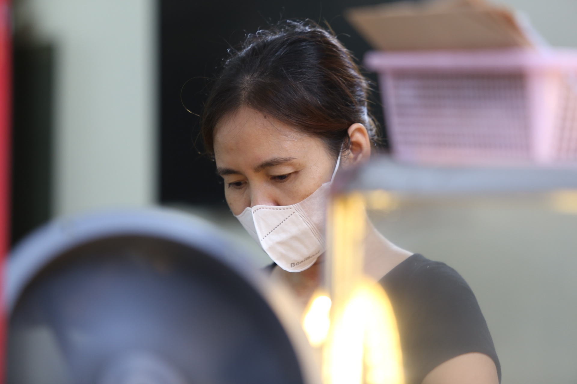 "D&ugrave; lượng h&agrave;ng ho&aacute; b&aacute;n ra chỉ bằng 1/3 so với trước ng&agrave;y gi&atilde;n c&aacute;ch x&atilde; hội, nhưng cả nh&agrave; vẫn vui sướng. Nghỉ l&acirc;u qu&aacute; nhớ nghề lắm, h&ocirc;m nay cơ quan chức năng quan triệt chỉ được b&aacute;n mang về, người b&aacute;n lẫn người mua ở đ&acirc;y vẫn rất phấn khởi", chị T. n&oacute;i.