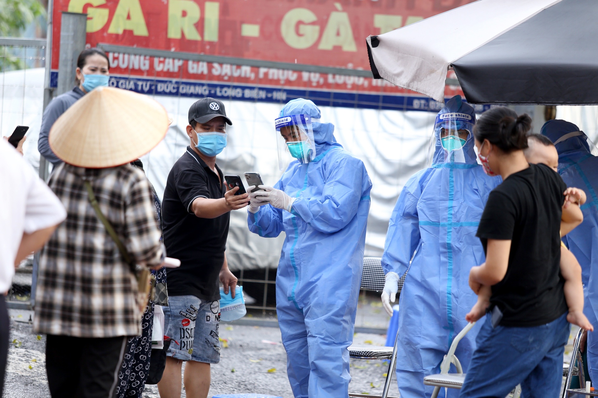 Trước khi người d&acirc;n v&agrave;o khu lấy mẫu, y&ecirc;u cầu bắt buộc phải qu&eacute;t m&atilde; QR để lưu lại th&ocirc;ng tin tr&ecirc;n hệ thống.