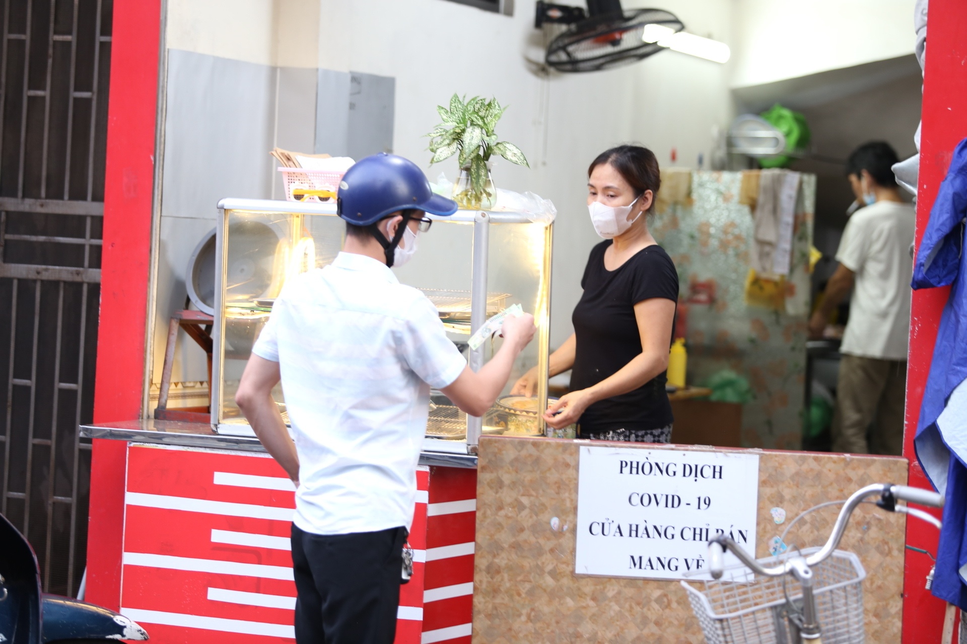 Ghi nhận của PV B&aacute;o Giao th&ocirc;ng tại phường Đức Giang (Long Bi&ecirc;n), nhiều ng&agrave;nh h&agrave;ng, dịch vụ đ&atilde; bắt đầu mở cửa.