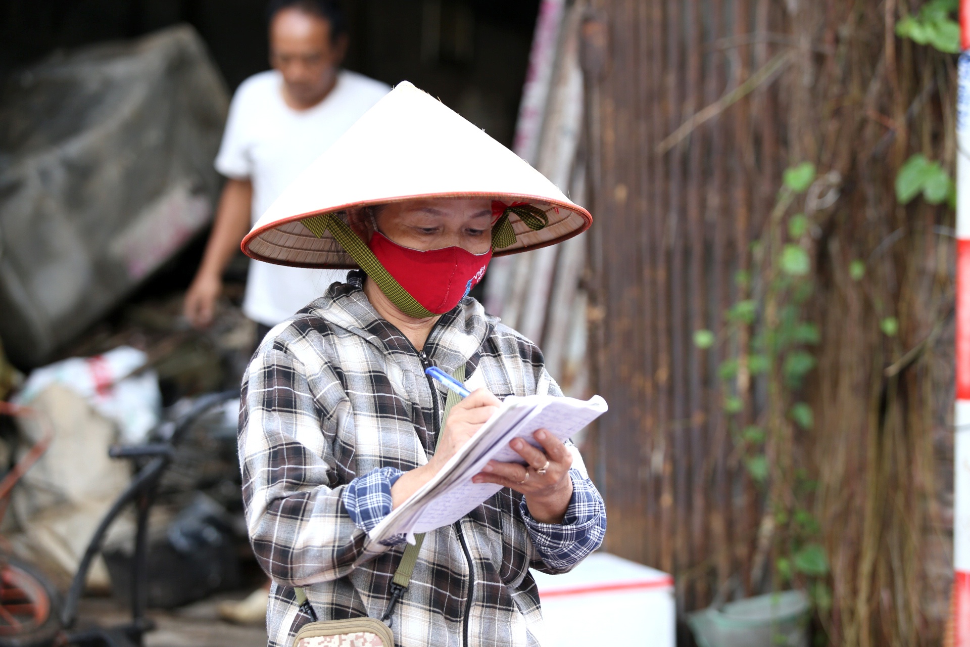 Để x&eacute;t nghiệm 100% người d&acirc;n, tổ d&acirc;n số 10 phường Đức Giang, quận Long Bi&ecirc;n đ&atilde; ghi lại từng hộ gia đinh, ai trong hộ gia đ&igrave;nh n&agrave;o chưa đến x&eacute;t nghiệm sẽ được nhắc nhở h&ocirc;m sau đi lấy mẫu