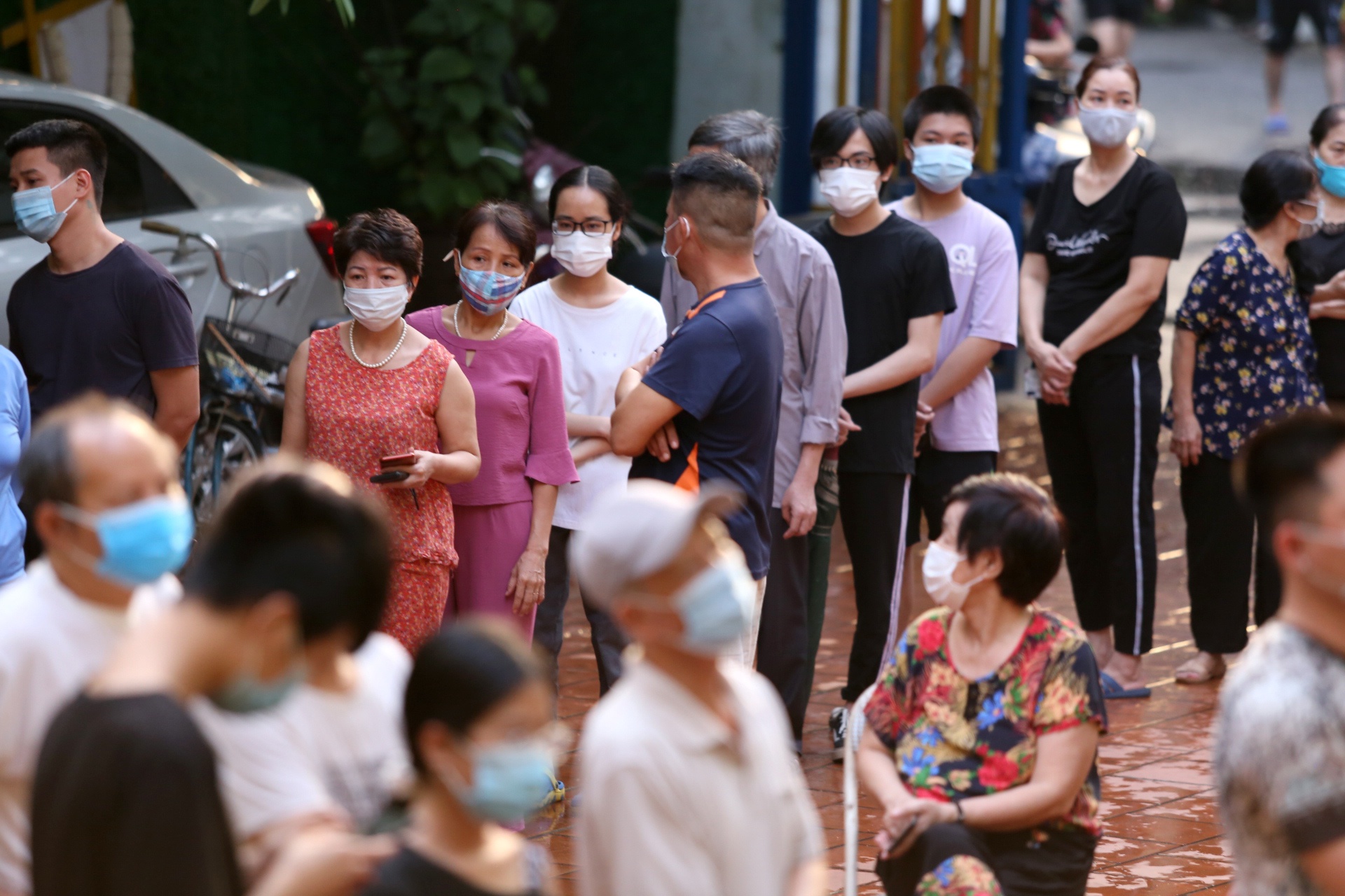 Được sự th&ocirc;ng b&aacute;o của UBND phường v&agrave; của tổ d&acirc;n phố, lượng người đến lấy mẫu x&eacute;t nghiệm kh&aacute; đ&ocirc;ng.