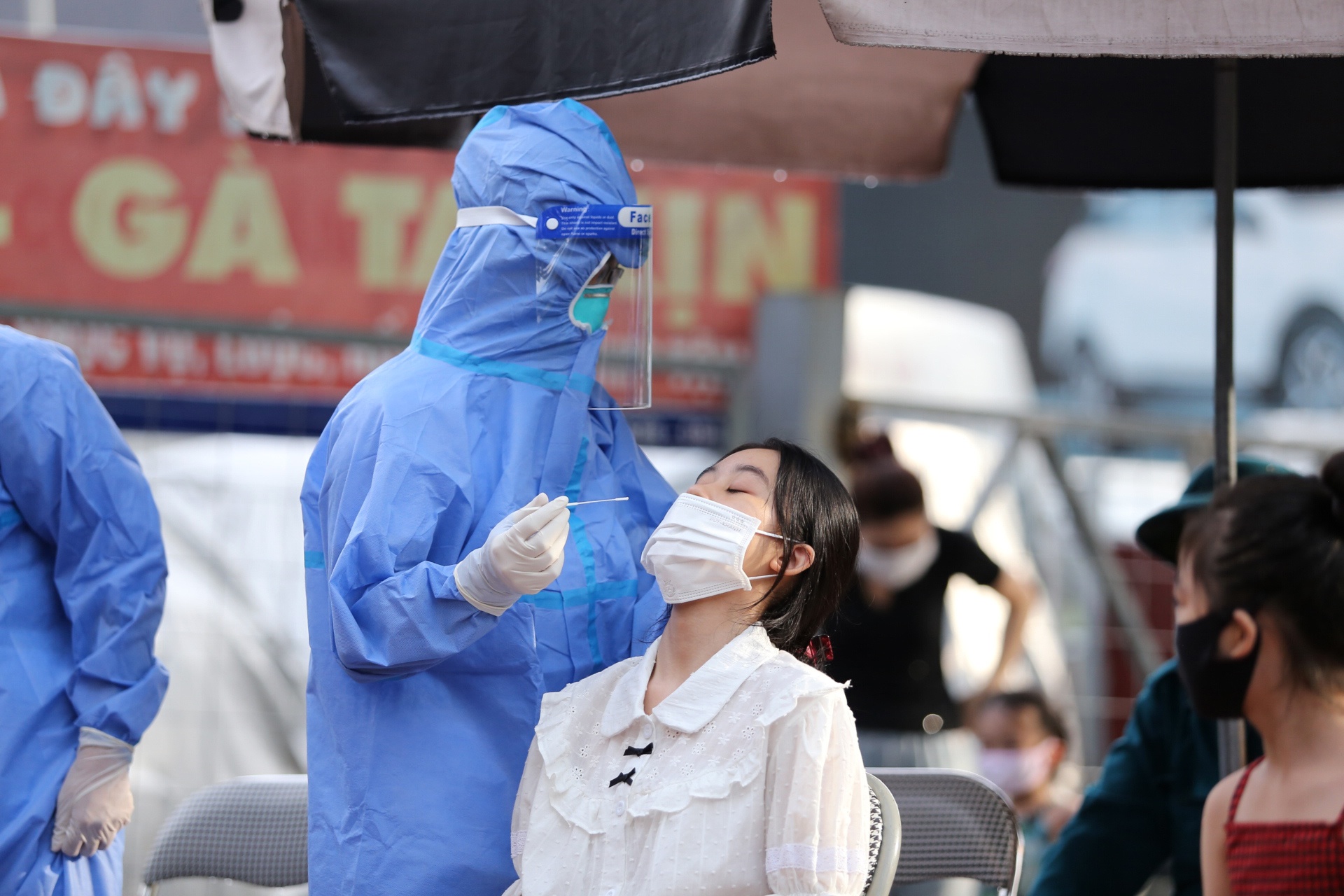 To&agrave;n bộ số mẫu x&eacute;t nghiệm của Long Bi&ecirc;n sẽ được vận chuyển về Trung t&acirc;m Kiểm so&aacute;t bệnh tật tỉnh Bắc Giang để x&eacute;t nghiệm, đồng thời điều phối cho c&aacute;c đơn vị y tế c&ocirc;ng lập, tư nh&acirc;n đủ điều kiện tiến h&agrave;nh x&eacute;t nghiệm s&agrave;ng lọc, khẳng định, bảo đảm thời gian trả kết quả trong v&ograve;ng 24 giờ.