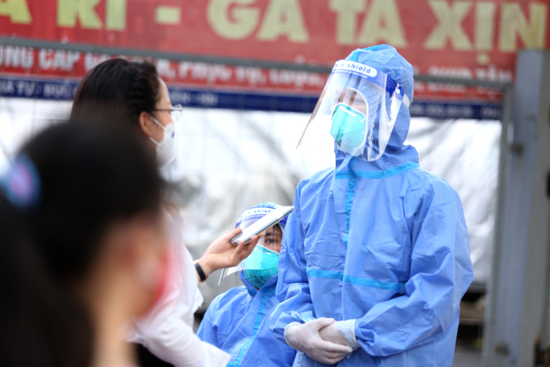 "Bản th&acirc;n t&ocirc;i đ&atilde; tham gia v&agrave;o lực lượng tuyến đầu chống dịch 2, 3 th&aacute;ng n&ecirc;n l&uacute;c n&agrave;o cũng chuẩn bị tinh thần sẵn s&agrave;ng. Trước đ&oacute;, khi dịch b&ugrave;ng ph&aacute;t ở Bắc Giang, ng&agrave;nh y tế rất căng thẳng v&agrave; &aacute;p lực. Nhưng nhờ sự chung tay của đồng nghiệp c&aacute;c tỉnh, th&agrave;nh bạn, ch&uacute;ng t&ocirc;i đ&atilde; vững v&agrave;ng vượt qua", b&aacute;c sỹ Ly cho biết.