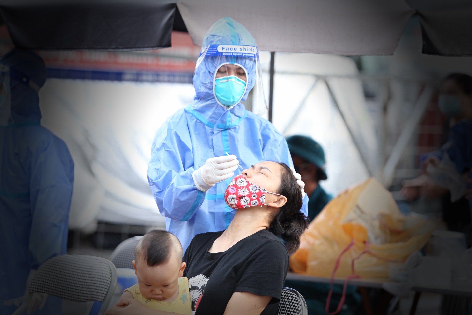 L&agrave; một trong h&agrave;ng trăm y b&aacute;c sỹ được cử đi H&agrave; Nội chống dịch, b&aacute;c sỹ Vy Qu&yacute; Ly (33 tuổi, c&ocirc;ng t&aacute;c tại khoa Ngoại tổng hợp, Bệnh viện Ung bướu Bắc Giang) chia sẻ, c&aacute;n bộ y tế tỉnh Bắc Giang đều mong muốn chung sức, đồng l&ograve;ng c&ugrave;ng H&agrave; Nội dập dịch, đưa cuộc sống người d&acirc;n sớm trở về trạng th&aacute;i b&igrave;nh thường.