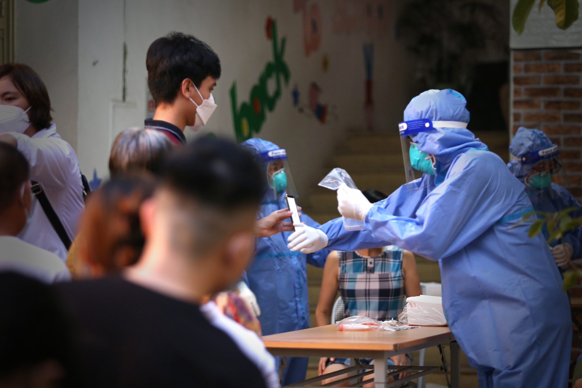 B&agrave; Nguyễn Thị Thu Hương, Ph&oacute; Gi&aacute;m đốc Sở Y tế Bắc Giang cho biết, nhận được th&ocirc;ng tin cần hỗ trợ của H&agrave; Nội, đo&agrave;n Bắc Giang đ&atilde; bố tr&iacute; khoảng 800 c&aacute;n bộ y tế phối hợp với quận Long Bi&ecirc;n để thực hiện x&eacute;t nghiệm diện rộng v&agrave; ti&ecirc;m vaccine ph&ograve;ng Covid-19 cho người d&acirc;n tr&ecirc;n địa b&agrave;n quận Long Bi&ecirc;n.