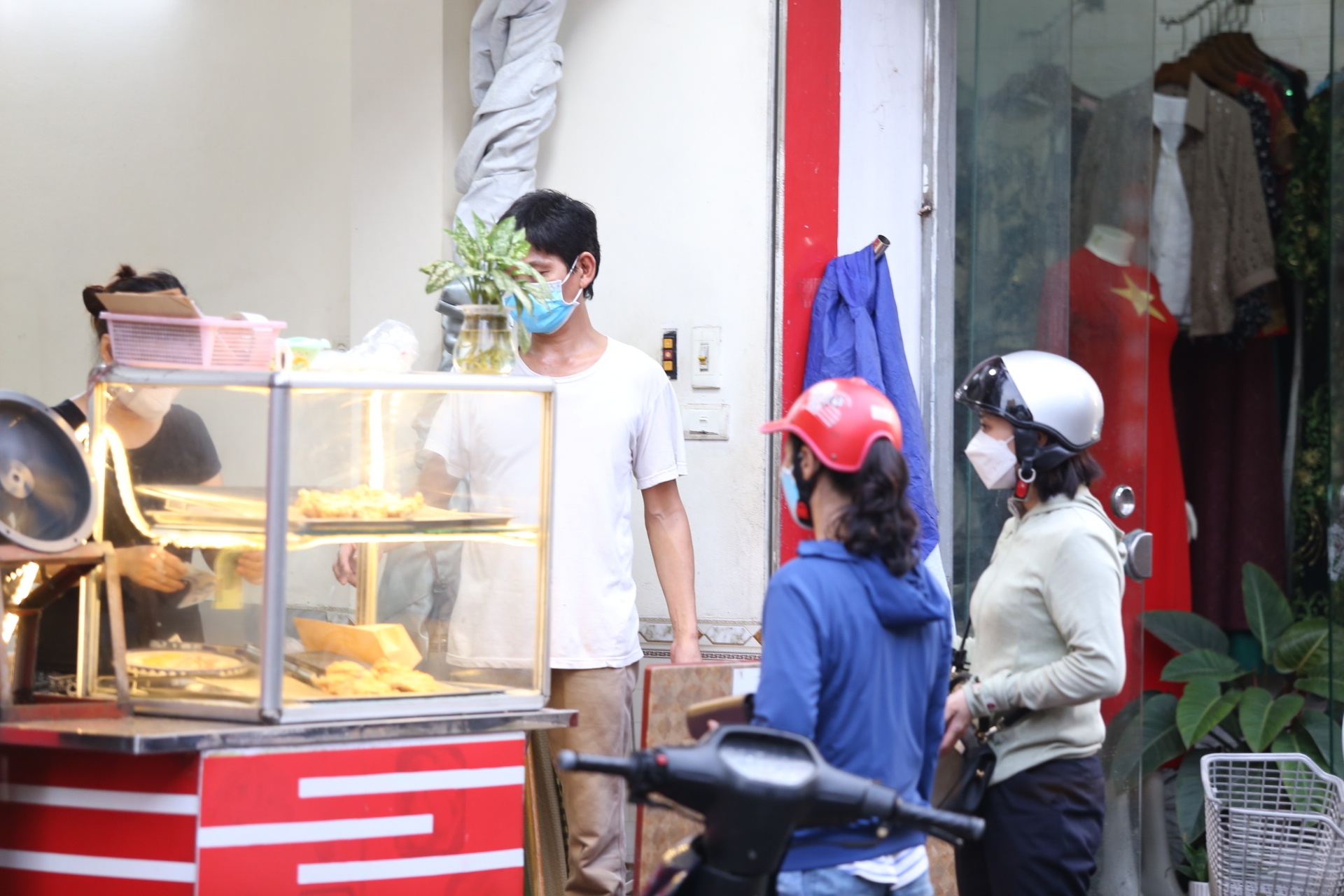 Người b&aacute;n v&agrave; người mua h&agrave;ng đều tự gi&aacute;c &yacute; thức tu&acirc;n thủ nghi&ecirc;m c&aacute;c biện ph&aacute;p ph&ograve;ng chống dịch như đeo khẩu trang, giữ khoảng c&aacute;ch an to&agrave;n