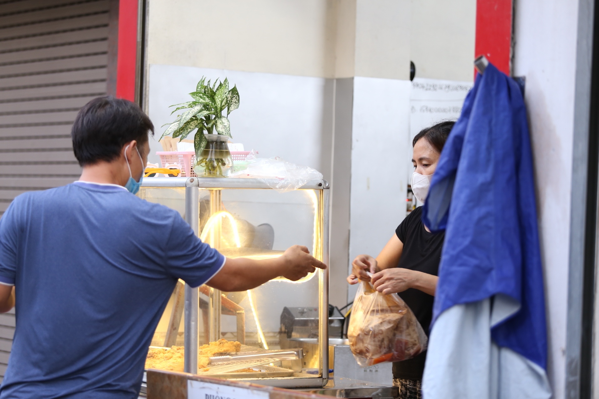 Đối với dịch vụ ăn uống, c&aacute;c cửa h&agrave;ng chỉ được ph&eacute;p b&aacute;n mang về.