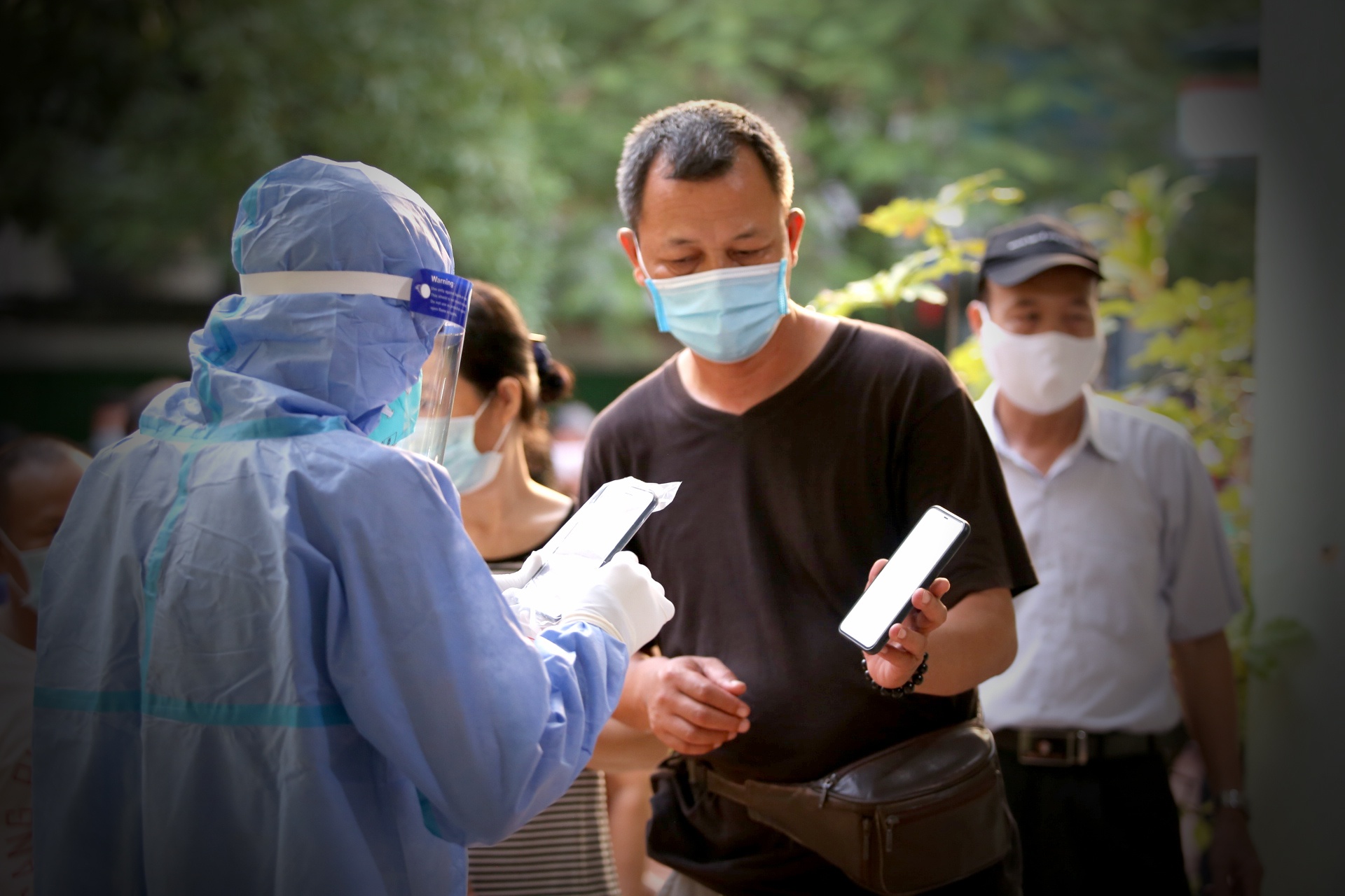 Cũng theo b&aacute;c sĩ Ly, đo&agrave;n của Bệnh viện Ung bướu c&ugrave;ng 3 bệnh viện kh&aacute;c của Bắc Giang sẽ tập trung lấy hết mẫu tại quận Long Bi&ecirc;n, dự kiến 28.000 người, trong 4 ng&agrave;y.