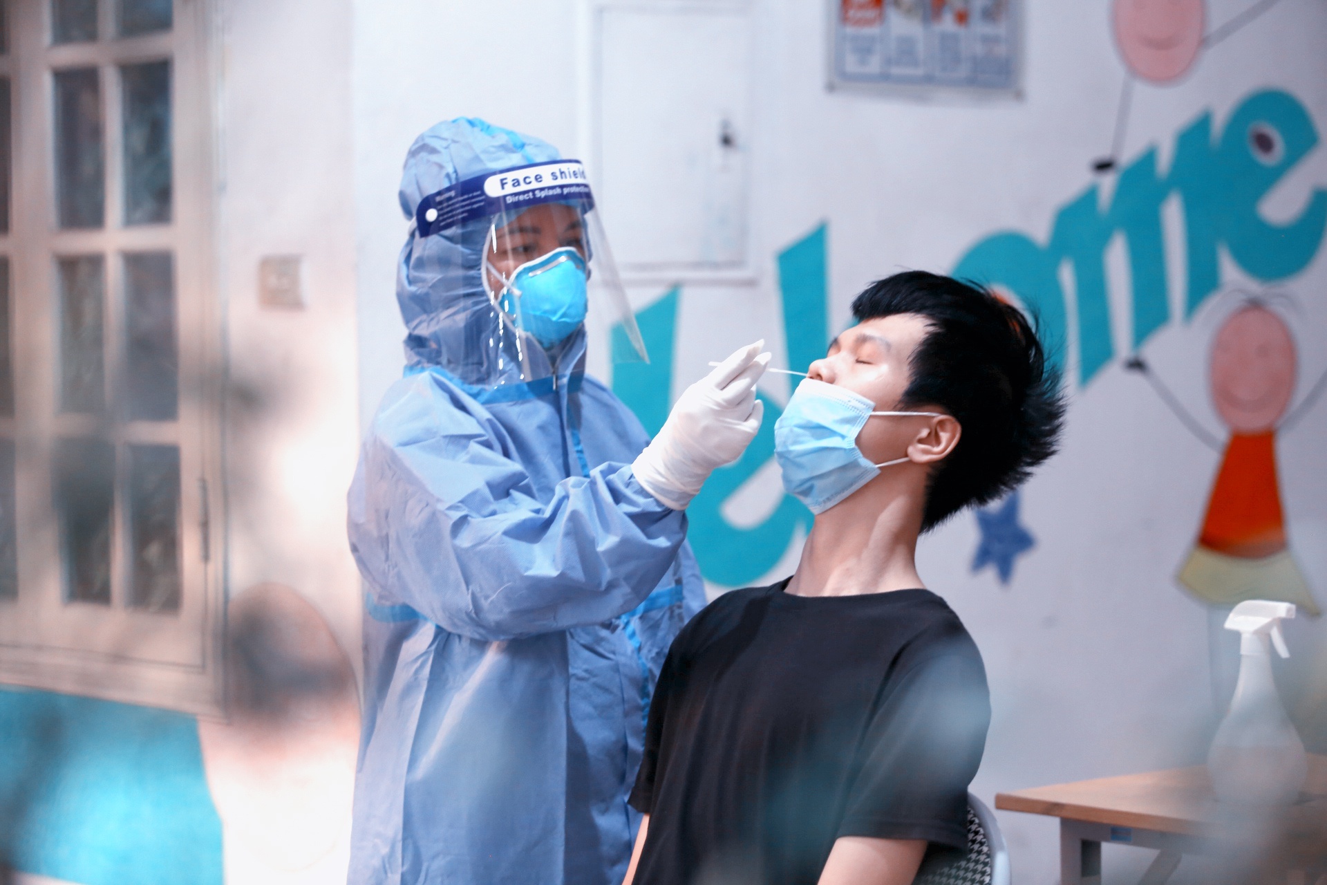 Ch&iacute;nh v&igrave; vậy c&aacute;c y b&aacute;c sỹ tại đ&acirc;y lu&ocirc;n lu&ocirc;n khẩn trương thực hiện c&aacute;c biện ph&aacute;p lấy mẫu nhanh v&agrave; an to&agrave;n nhất.