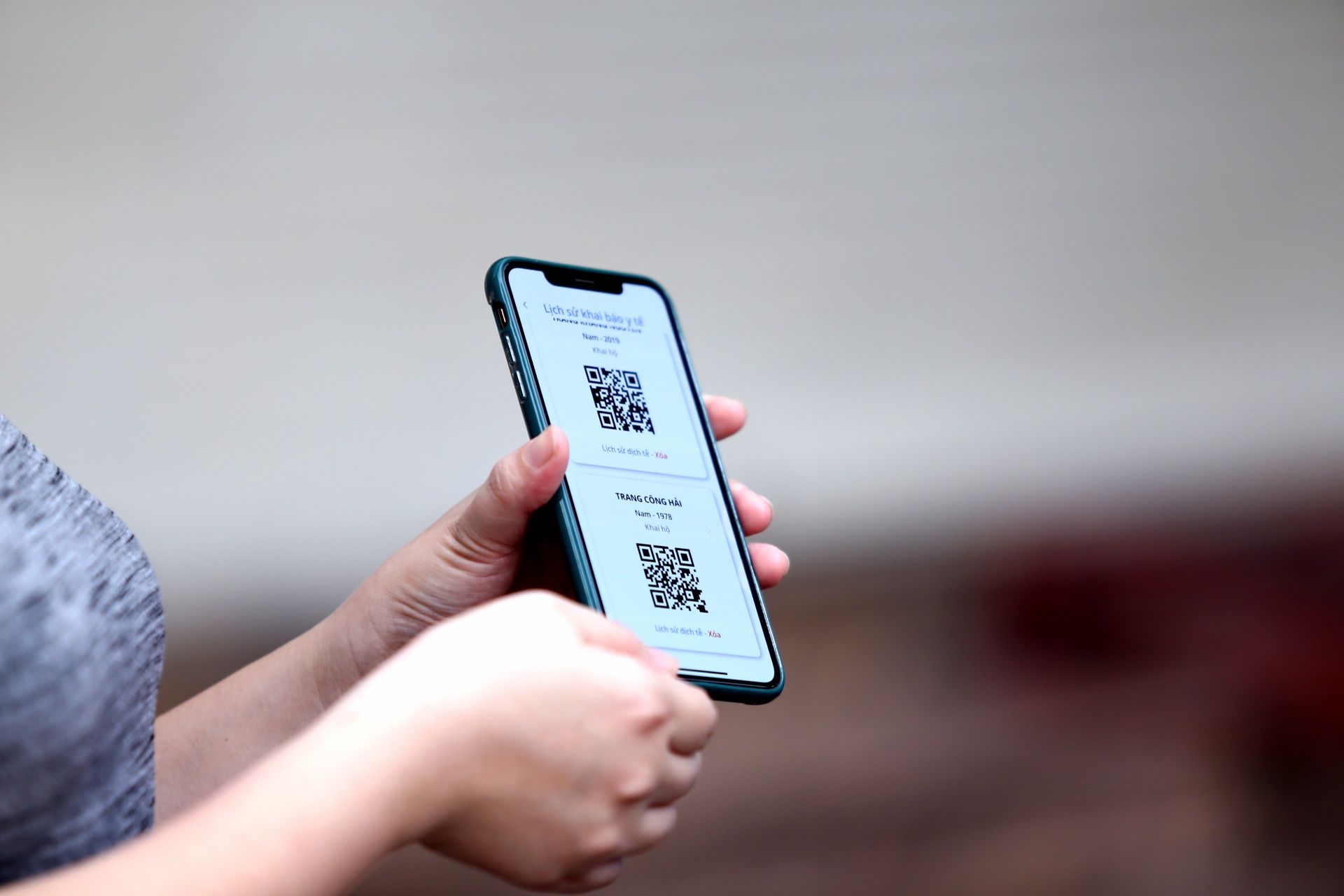 Khi đến người d&acirc;n chỉ cần mở điện thoại ra, v&agrave;o phần m&atilde; QR rồi nh&acirc;n vi&ecirc;n y tế qu&eacute;t l&agrave; xong. Qu&aacute; tr&igrave;nh thực hiện chỉ mất từ 4 đến 5 gi&acirc;y.