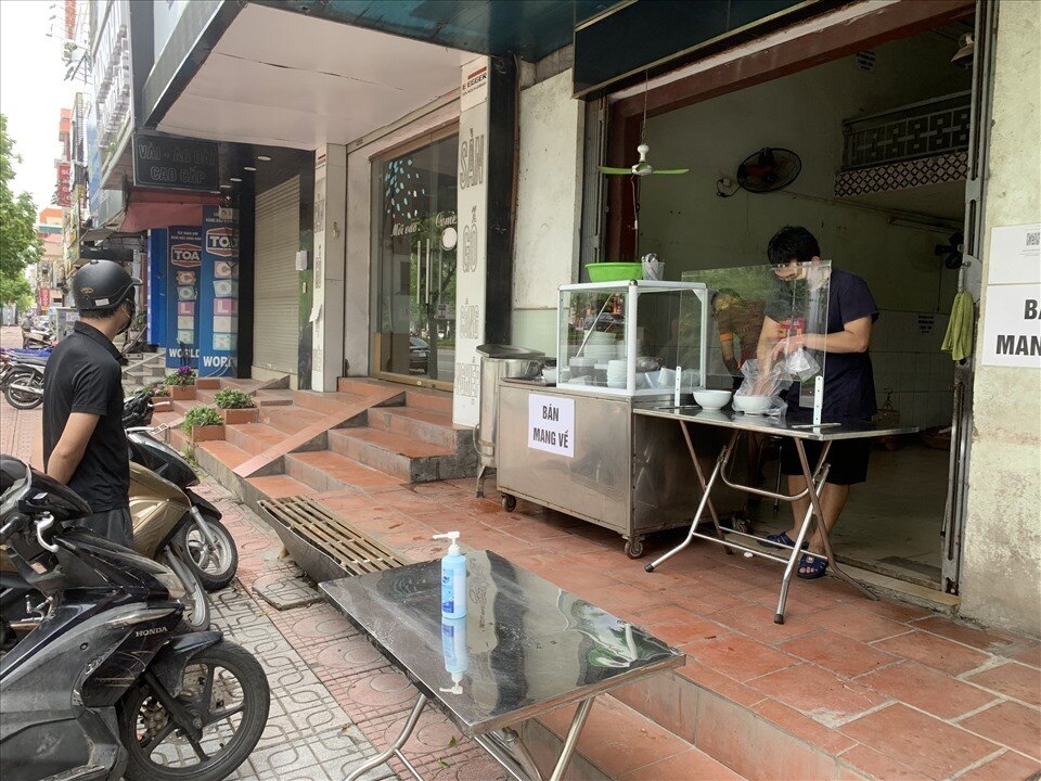 &Ocirc;ng Đ&agrave;o Duy T&ugrave;ng (51 tuổi), chủ h&agrave;ng ăn tr&ecirc;n đường Ng&ocirc; Gia Tự (phường Đức Giang) cho biết, qu&aacute;n đ&atilde; phải đ&oacute;ng cửa h&agrave;ng để ph&ograve;ng dịch theo Chỉ thị 16 từ khoảng 2 th&aacute;ng nay. H&ocirc;m nay mở cửa trở lại, c&aacute;c th&agrave;nh vi&ecirc;n trong gia đ&igrave;nh đều rất vui mừng.