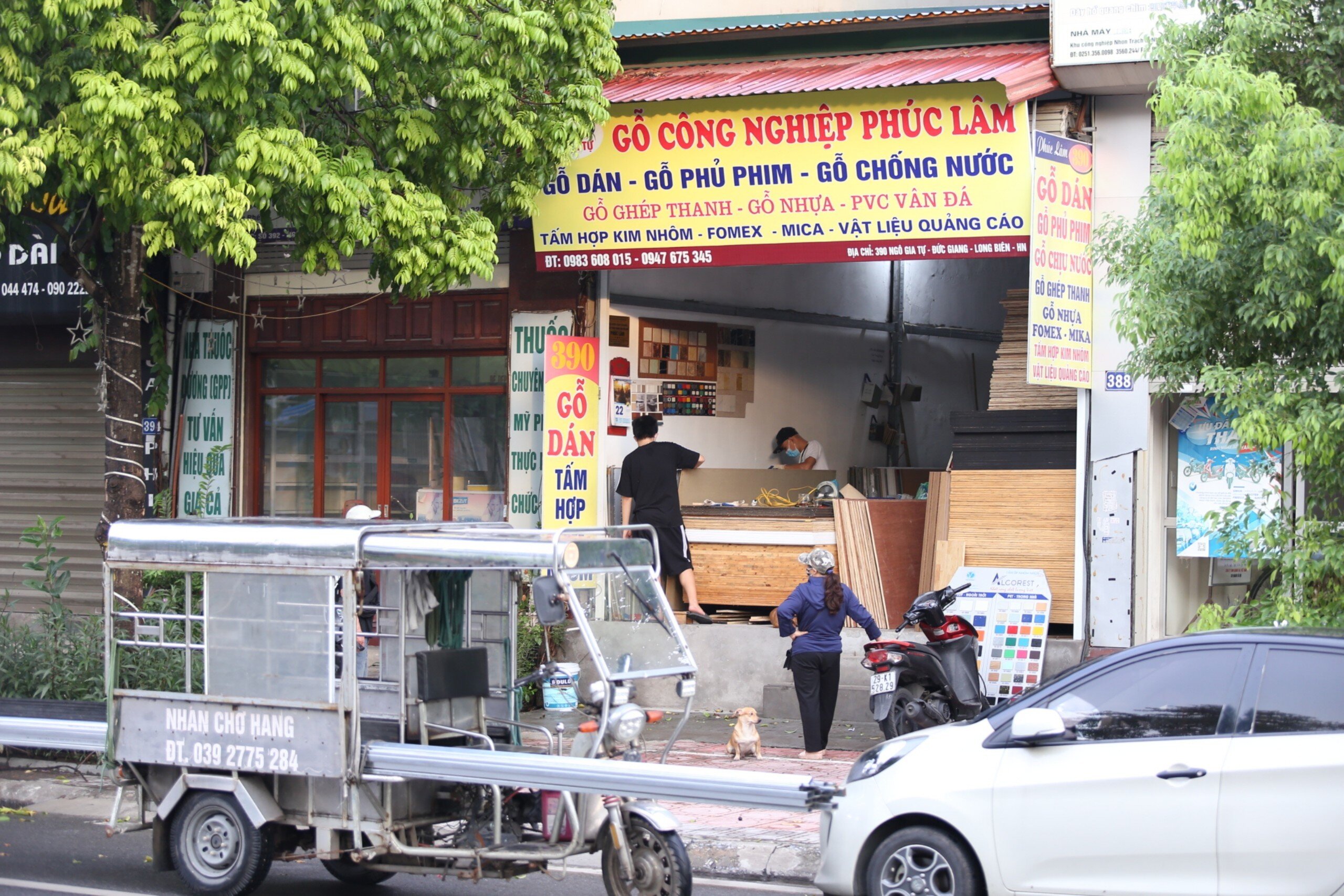 Cửa h&agrave;ng đồ gỗ c&ocirc;ng nghiệp n&agrave;y đ&atilde; c&oacute; người đến mua h&agrave;ng.