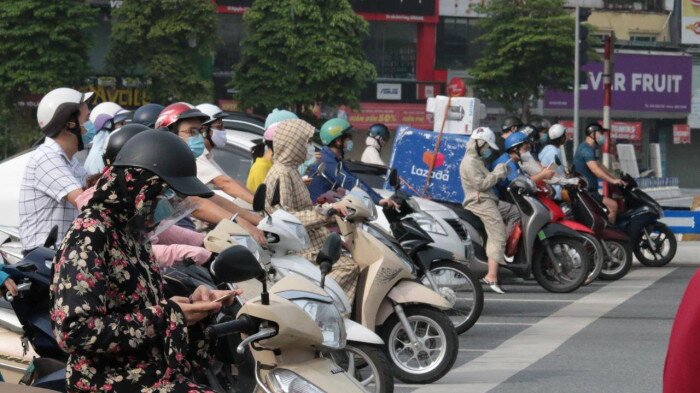 Theo ghi nhận của PV B&aacute;o Giao th&ocirc;ng, trong ng&agrave;y 10/9, tại &ldquo;v&ugrave;ng đỏ&rdquo; của H&agrave; Nội, lưu lượng tham gia giao th&ocirc;ng tr&ecirc;n c&aacute;c tuyến phố vẫn rất đ&ocirc;ng. Người đi đường đều c&oacute; giấy đi đường cũ hoặc mới, những giấy đi đường cũ do doanh nghiệp, cơ quan tự cấp, n&ecirc;n rất kh&oacute; kiểm so&aacute;t lượng người ra đường. Ảnh chụp d&ograve;ng người điều khiển xe m&aacute;y đứng chờ đ&egrave;n xanh đỏ tại n&uacute;t giao th&ocirc;ng Nguyễn Xiển - Nguyễn Tr&atilde;i, quận Thanh Xu&acirc;n.
