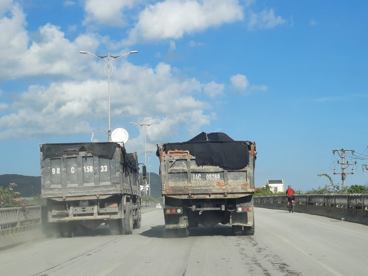 Trong ảnh l&agrave; hai xe chở vật liệu cơi nới, chở c&oacute; ngọn s&oacute;ng đ&ocirc;i nhau lưu th&ocirc;ng tr&ecirc;n QL18A đoạn qua phường Trưng Vương, Tp U&ocirc;ng B&iacute;, tỉnh Quảng Ninh.