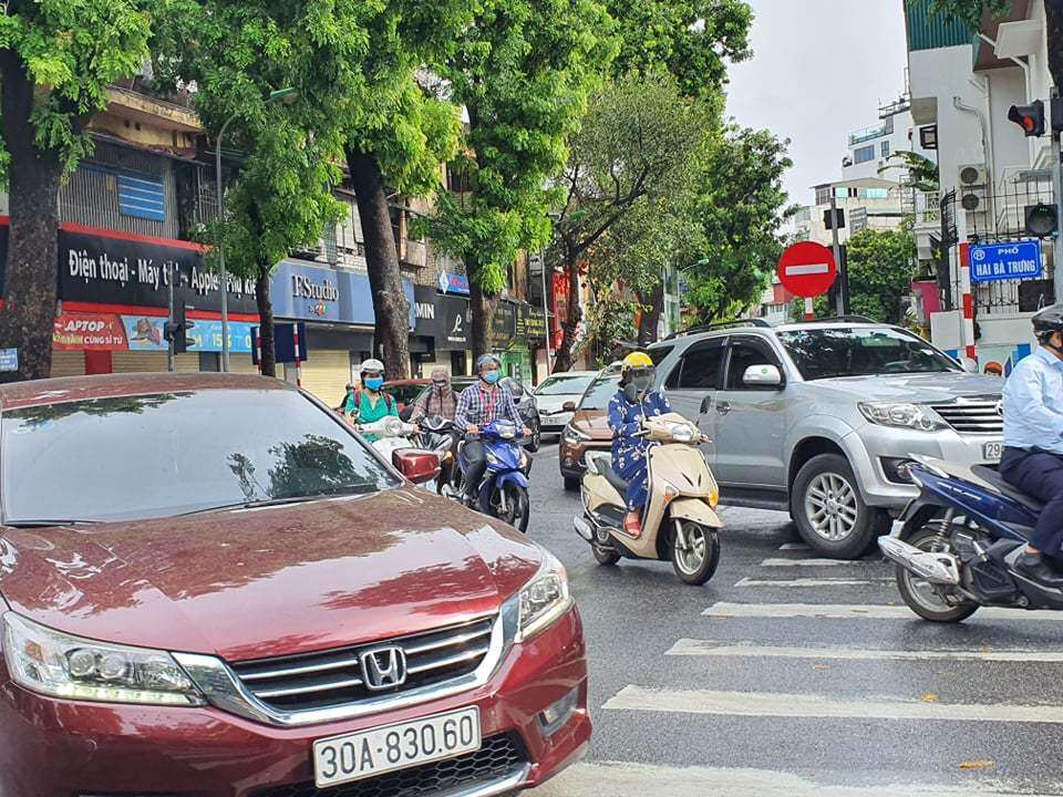 &ldquo;Người điều khiển phương tiện &ocirc; t&ocirc;, xe gắn m&aacute;y qua đ&acirc;y đều c&oacute; đầy đủ giấy đi đường cũ hoặc mới. Ch&uacute;ng t&ocirc;i chỉ c&oacute; thể kiểm tra tr&ecirc;n đường, việc hậu kiểm so&aacute;t cơ quan, doanh nghiệp cấp bao nhi&ecirc;u giấy đi đường l&agrave; của ch&iacute;nh quyền địa phương&rdquo;, Thiếu t&aacute; Chinh n&oacute;i.