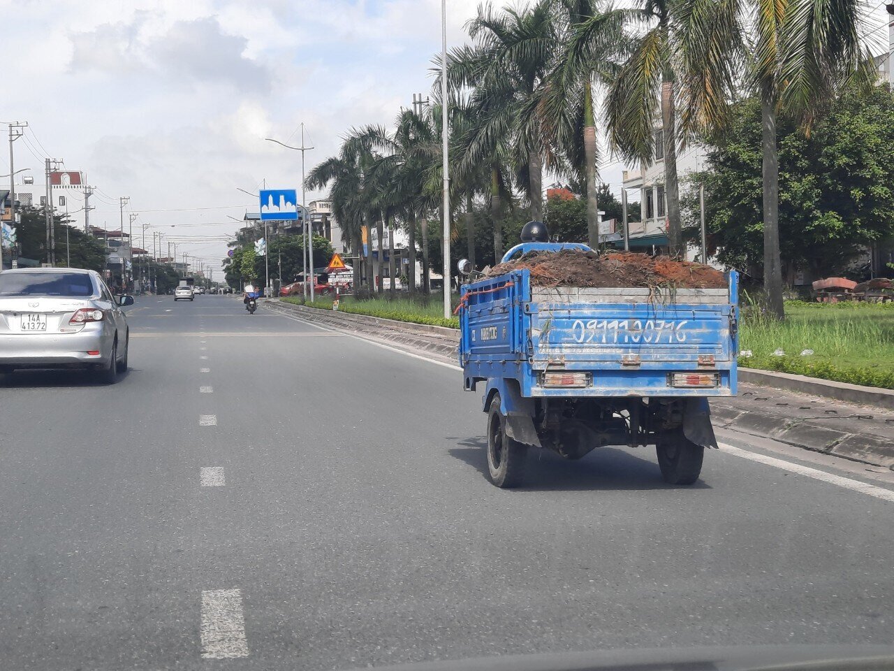 Theo th&ocirc;ng tin từ Đội kiểm tra tải trọng lưu động thuộc Sở GTVT Quảng Ninh, từ đầu năm đến nay, lực lượng n&agrave;y đ&atilde; kiểm tra được 3.801 phương tiện, ph&aacute;t hiện 310 xe vi phạm, xử phạt tr&ecirc;n 2 tỷ đồng, tước giấy ph&eacute;p l&aacute;i xe 34 trường hợp. L&yacute; giải về kết quả kiểm tra, xử phạt kh&aacute; "khi&ecirc;m tốn" n&agrave;y, một chỉ huy Đội Kiểm tra tải trọng cho biết: Địa b&agrave;n của tỉnh rộng lại c&oacute; nhiều dự &aacute;n đang san lấp mặt bằng, v&igrave; thế lực lượng mỏng, n&ecirc;n kh&oacute; kiểm so&aacute;t được.