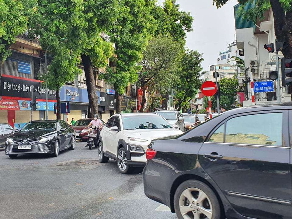 Tại ng&atilde; tư Hai B&agrave; Trưng - Phan Bội Ch&acirc;u, &ocirc; t&ocirc;, xe m&aacute;y nối đu&ocirc;i nhau đi chậm như ng&agrave;y thường.
