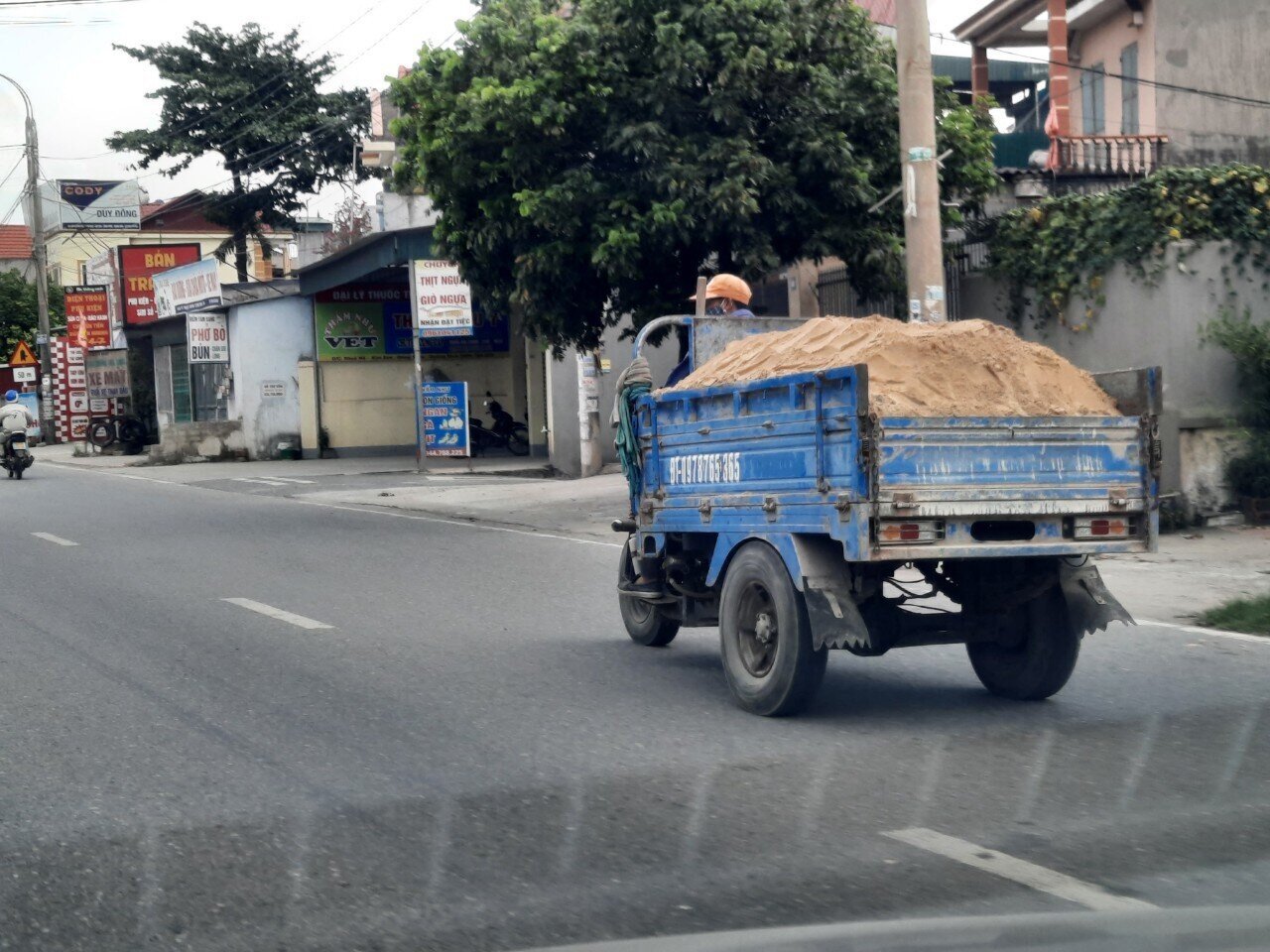 Kh&ocirc;ng chỉ cơi, nới, chở qu&aacute; khổ, nghi qu&aacute; tải, nhiều phương tiện tr&ecirc;n địa b&agrave;n tỉnh Quảng Ninh c&ograve;n kh&ocirc;ng chấp h&agrave;nh việc phủ bạt, bảo vệ m&ocirc;i trường. Chiếc xe n&agrave;y chở c&aacute;t c&oacute; ngọn kh&ocirc;ng hề che chắn, n&ecirc;n xe chạy đến đ&acirc;u c&aacute;t rơi đến đấy.
