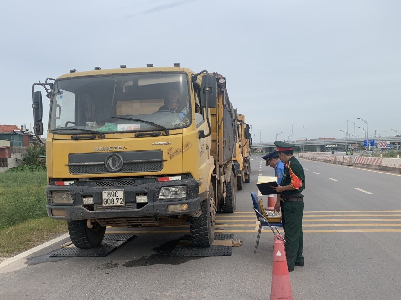 Trao đổi với PV B&aacute;o Giao th&ocirc;ng, &ocirc;ng Nguyễn Thi&ecirc;n Vương, Ph&oacute; Ch&aacute;nh Văn ph&ograve;ng phụ tr&aacute;ch Ban ATGT tỉnh Quảng Ninh cho biết: Hiện nay, cơ quan chức năng của tỉnh đang tiến h&agrave;nh r&agrave; so&aacute;t tổng thể c&aacute;c dự &aacute;n san lấp mặt bằng tr&ecirc;n địa b&agrave;n để c&oacute; biện ph&aacute;p quản l&yacute; phương tiện v&agrave; ki&ecirc;n quyết xử l&yacute; c&aacute;c trường hợp vi phạm...