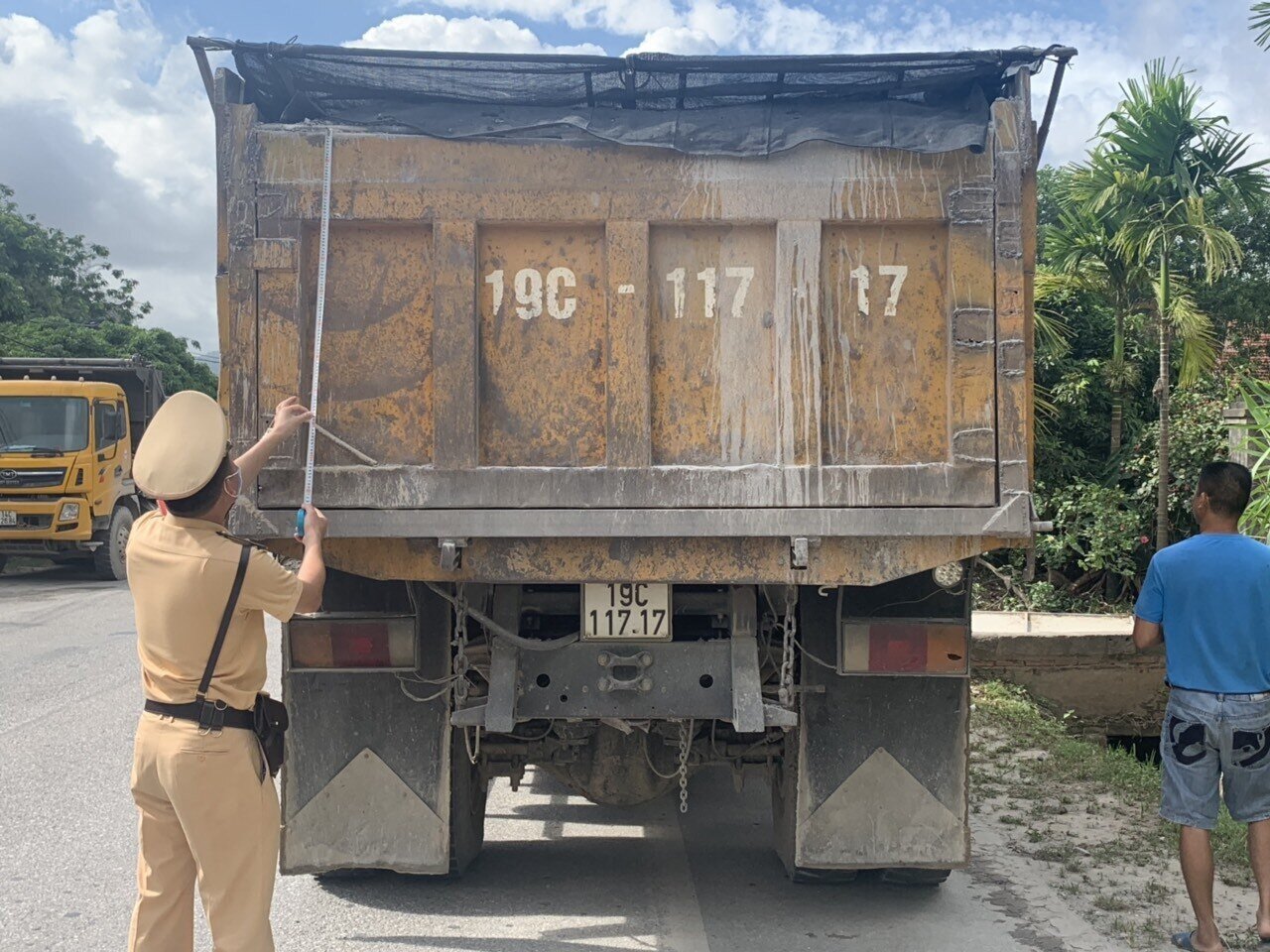 Theo b&aacute;o c&aacute;o của Ban ATGT tỉnh Quảng Ninh, t&iacute;nh đến th&aacute;ng 8, lực lượng chức năng của địa phương n&agrave;y đ&atilde; xử l&yacute; 1.270 trường hợp chở qu&aacute; tải, thay đổi k&iacute;ch thước th&agrave;nh th&ugrave;ng xe với số tiền phạt 3,188 tỷ đồng, buộc hạ tải 267,825 tấn.